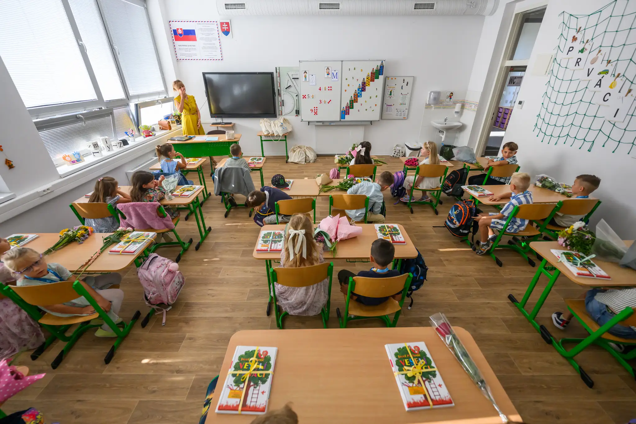 Na snímke prváci sedia v triede počas slávnostného otvorenia nového školského v základnej škole v obci Kráľová pri Senci.