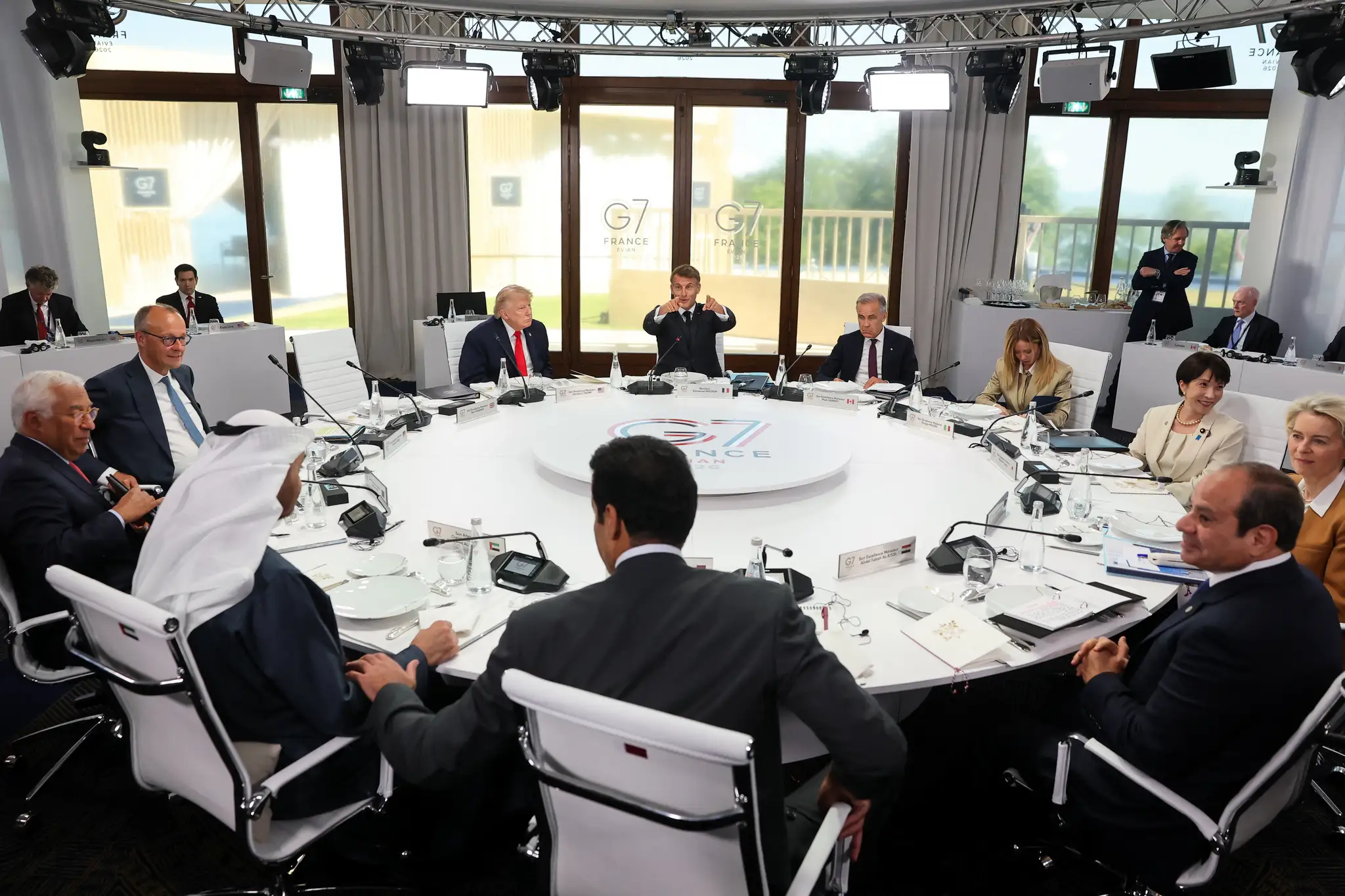 Francúzsky prezident Emmanuel Macron (uprostred), americký prezident Donald Trump (uprostred vľavo) a egyptský prezident Abdal Fattáh Sísí (vpredu vpravo) počas spoločného pracovného obedu s lídrami G7 a Blízkeho východu.
