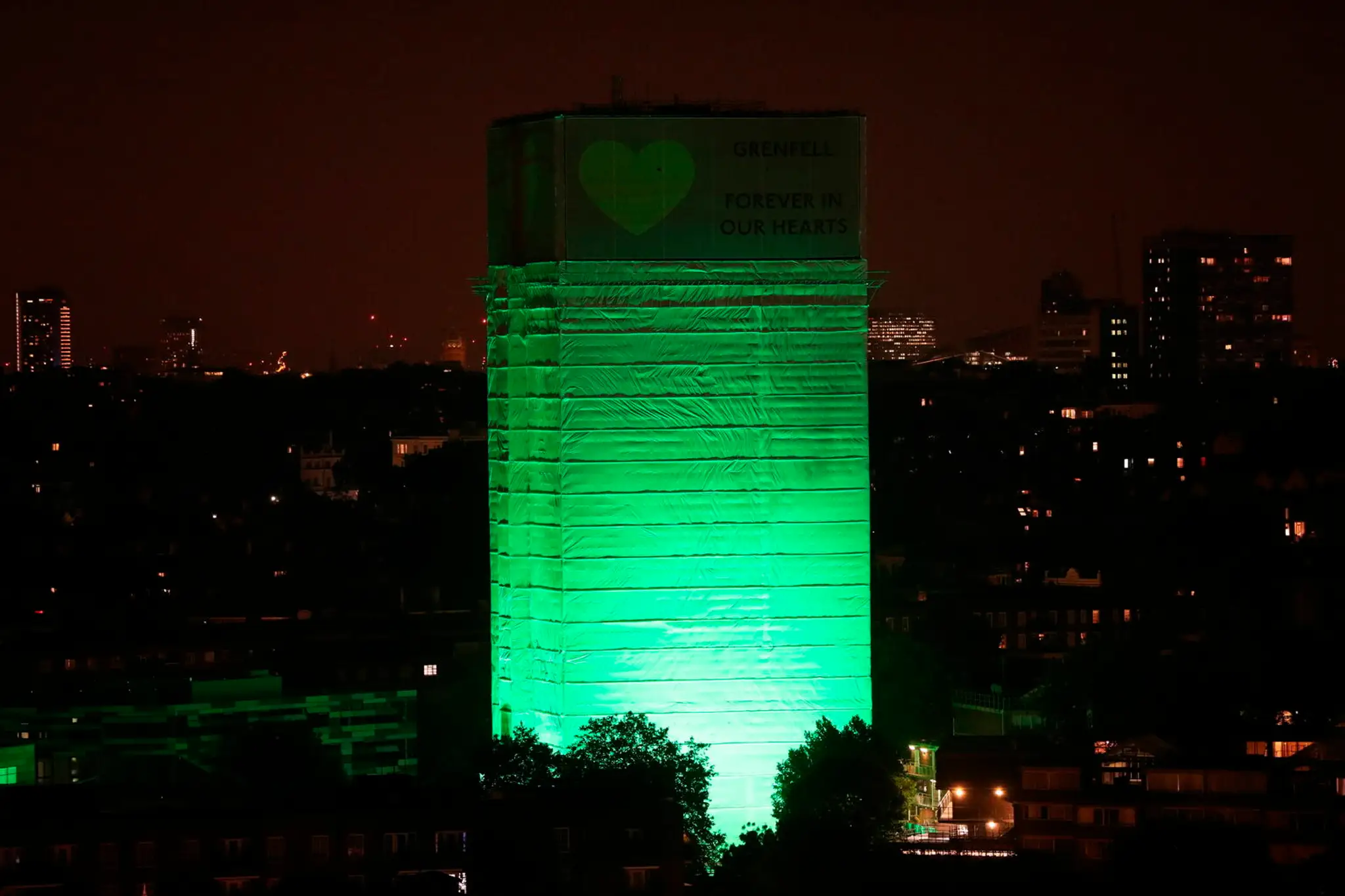 Rok po tragickom požiari budovy Grenfell Toweru v Londýne