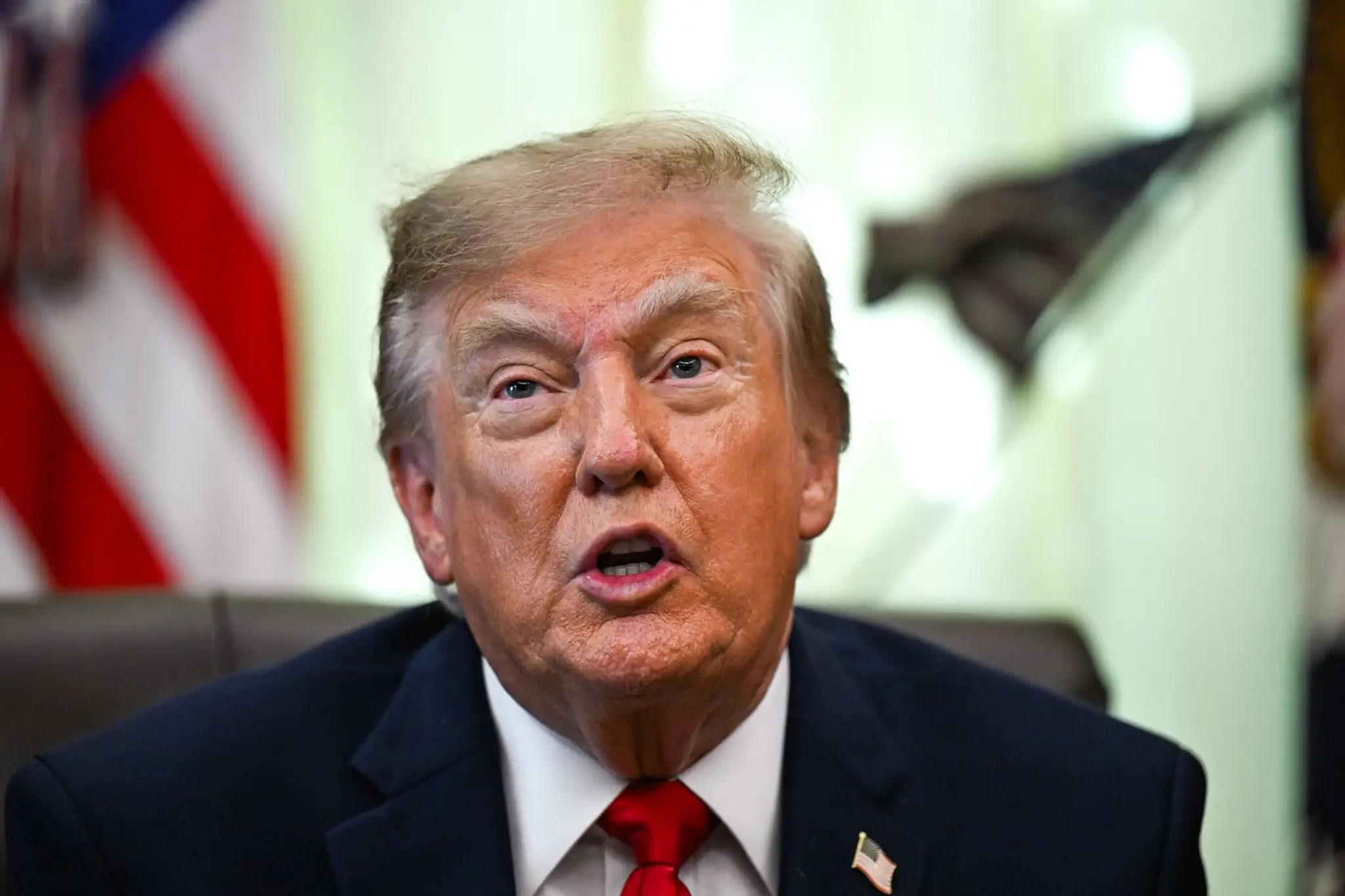Donald Trump priznal, že sa líči sám.