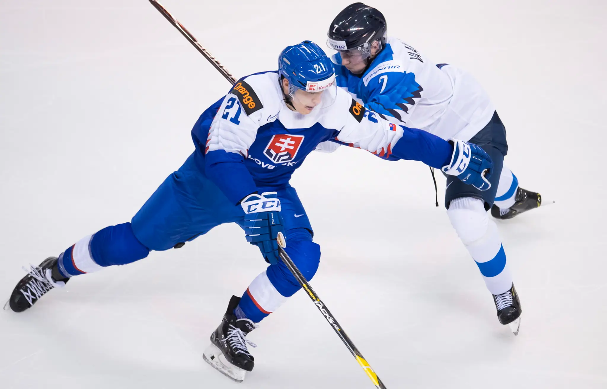 Zľava Fín Sami Moilanen a Martin Pospíšil v súboji na MS do 20 rokov.