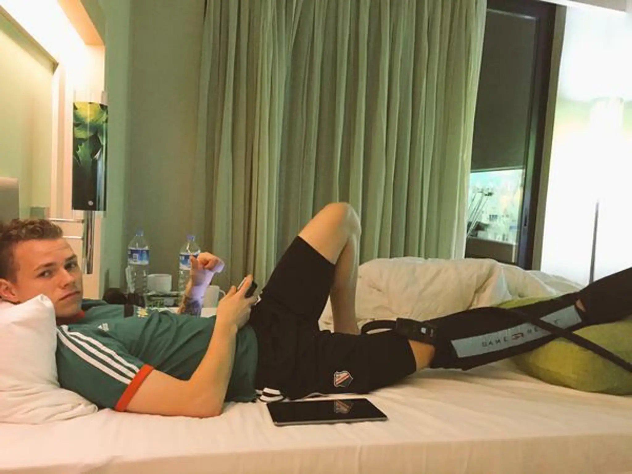 Futbalista Ondrej Duda po zranení na izbe.