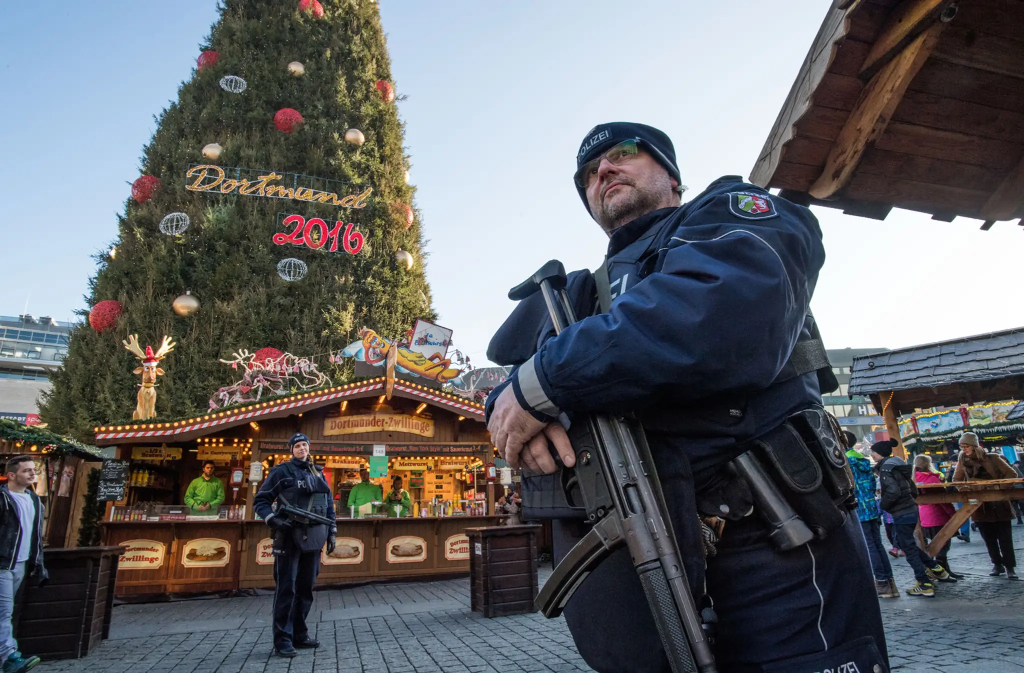 Policajt stráži Vianočné trhy v Dortmunde.