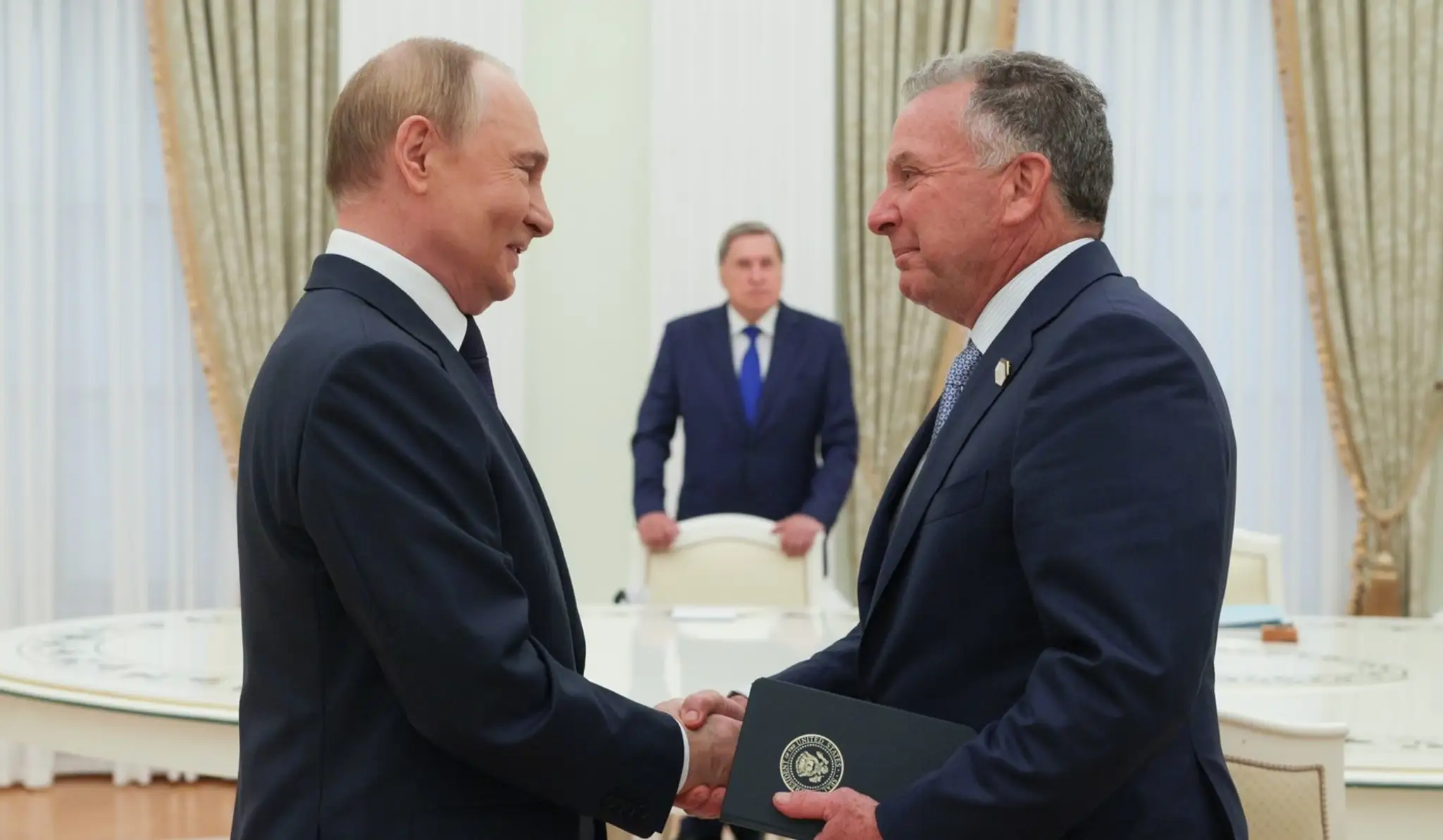Ruský prezident Vladimir Putin (vľavo) a osobitný vyslanec prezidenta USA/osobitný vyslanec USA Steve Witkoff si podávajú ruky počas augustového stretnutia v Kremli.