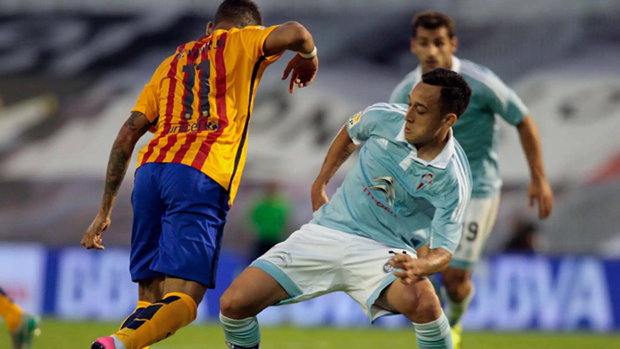 Hráč FC Barcelona Neymar v súboji s Fabiánom Orellanom (Celta Vigo).