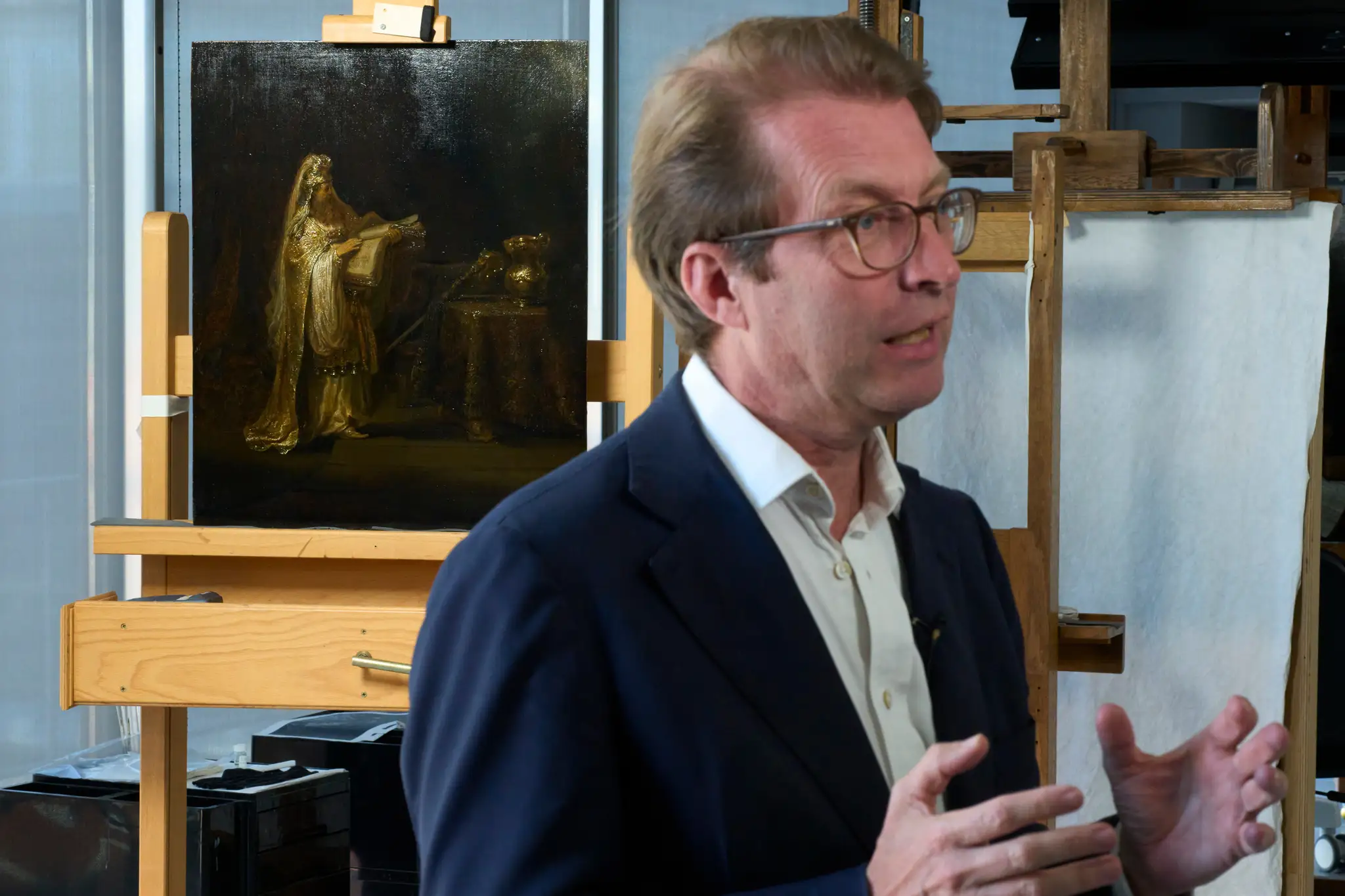 Na snímke riaditeľ múzea Rijksmuseum Taco Dibbits hovorí o doteraz neznámom obraze, ktorý bol namaľovaný Rembrandtom van Rijnom v roku 1633.