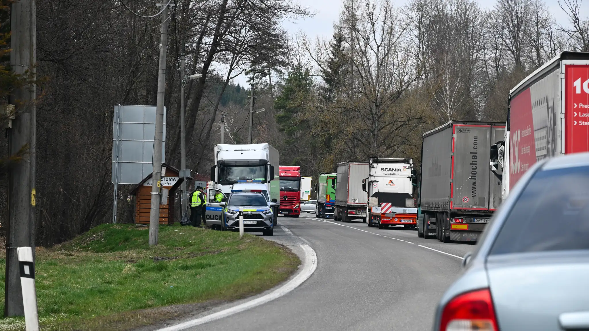 Policajti pre slintačku a krívačku zastavujú vozidlá na hraničných priechodoch