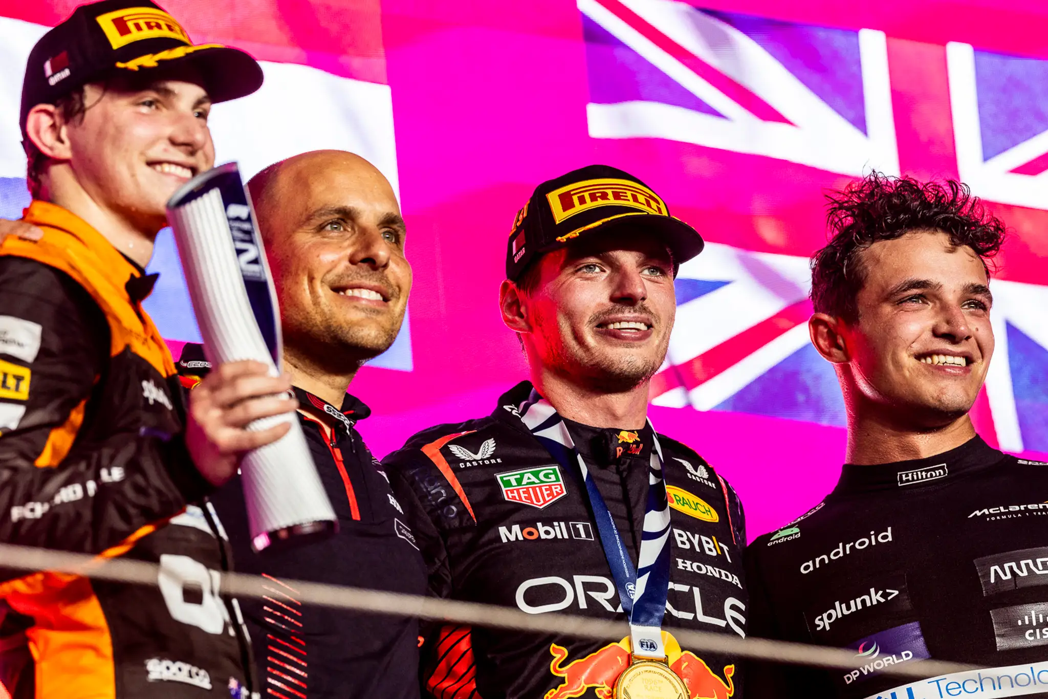 Na pódiu v Katare Verstappena doplnili piloti McLarenu.