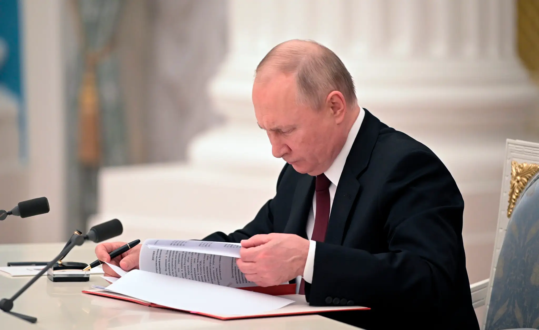 Vladimir Putin podpisuje dekrét o uznaní samozvaných separatistických republík 