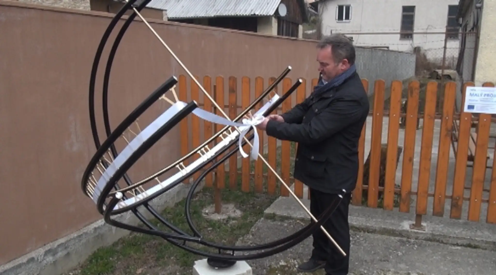 Slnečné hodiny v malej obci
