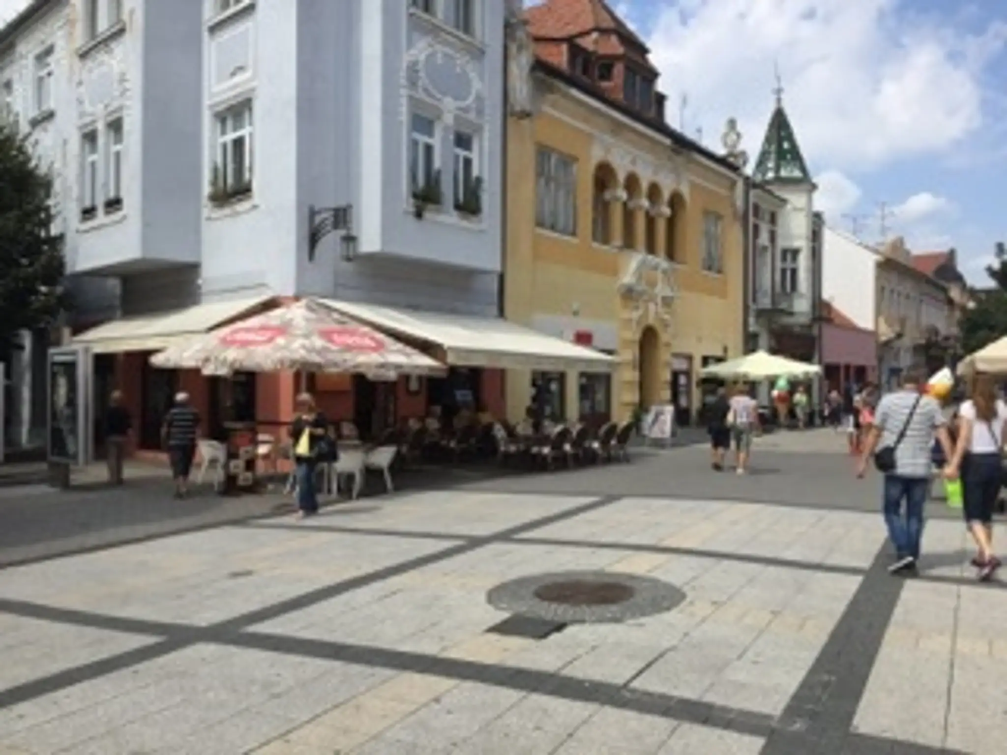 Pohľad na reštauráciu, ktorú v noci rozbili v Piešťanoch.