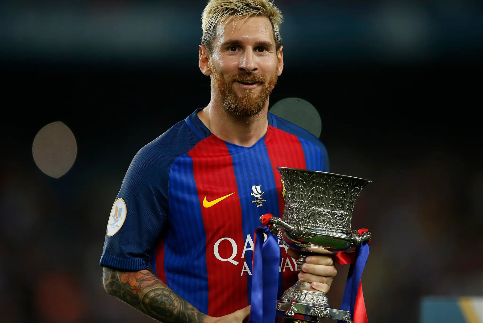 Lionel Messi s pohárom pe víťaza španielskeho superpohára.