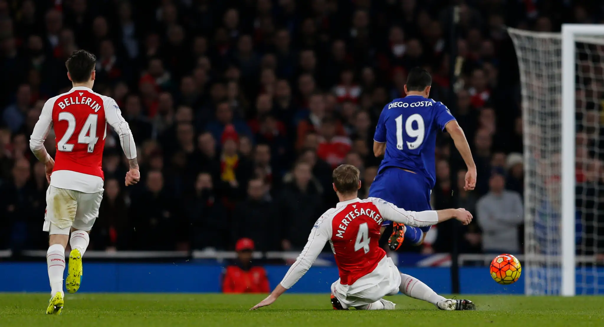 Per Mertesacker zatiahol ručnú brzdu a zastavil Diega Costu.
