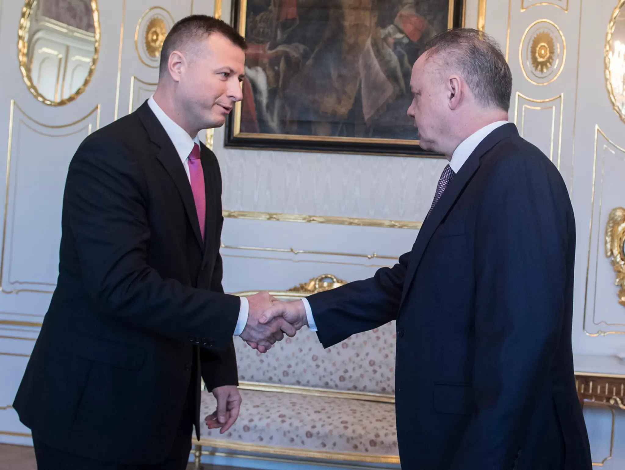 Na snímke vpravo prezident SR Andrej Kiska a vľavo kandidát na ministra spravodlivosti SR Gábor Gál