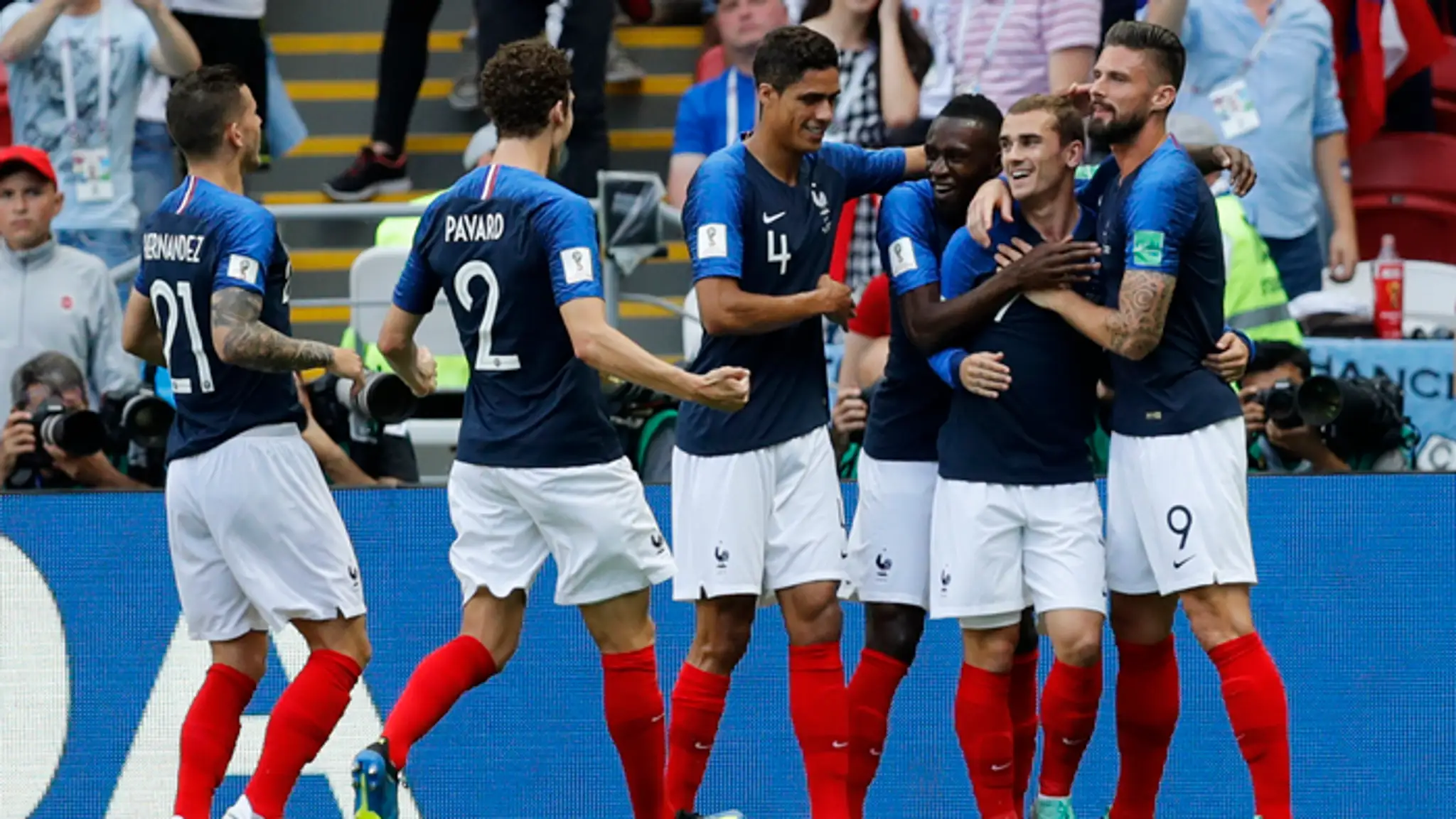 Antoine Griezmann so spoluhráčmi oslavuje svoj osemfinálový gól do argentínskej siete.