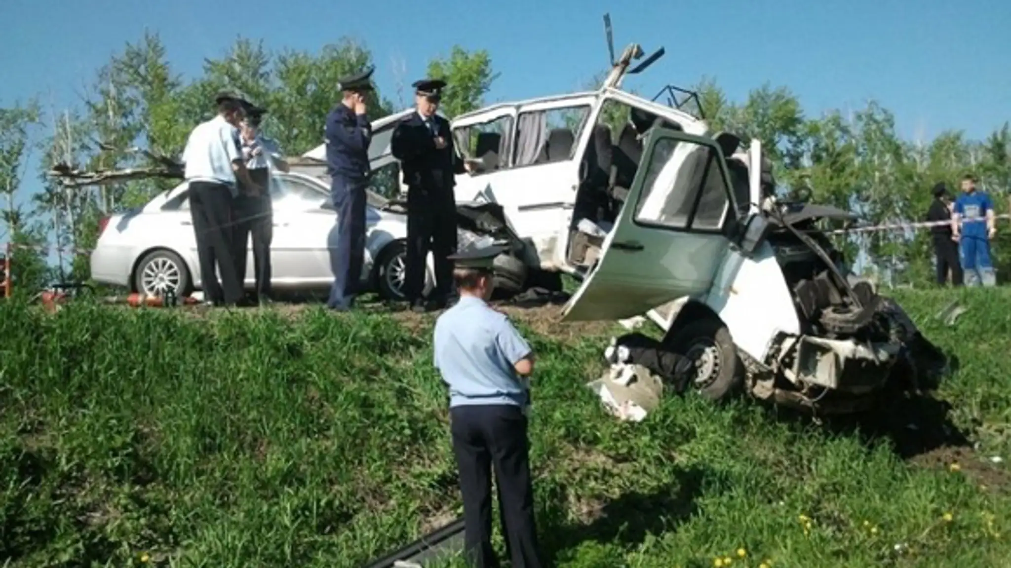 Mikrobus sa zrazil s kamiónov v Rusku