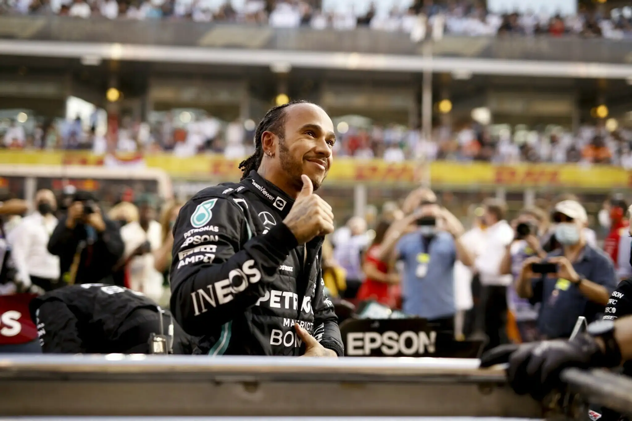 Lewis Hamilton reaguje po VC Abú Zabí.