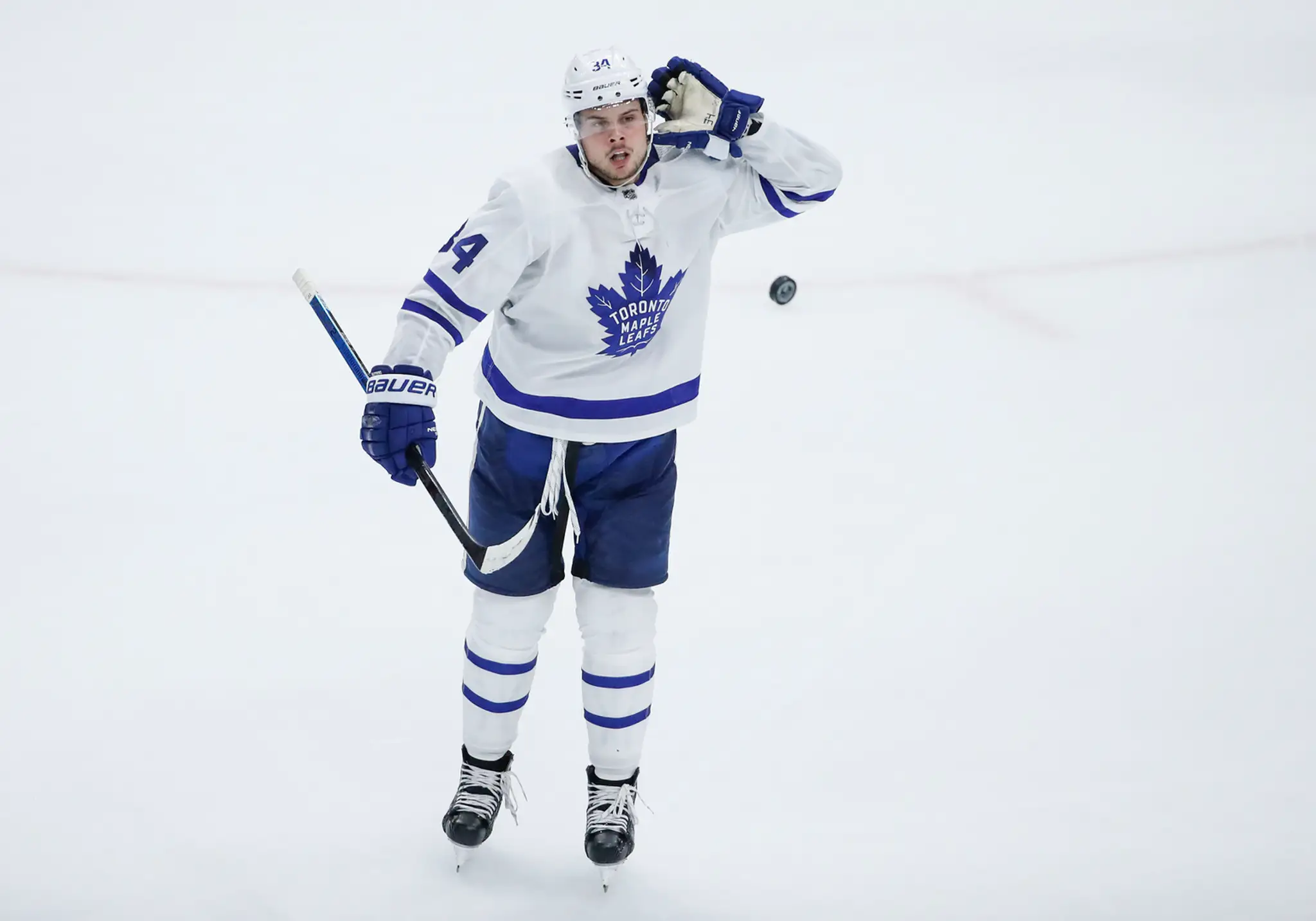 Auston Matthews z Toronta oslavuje gól proti Chicagu.