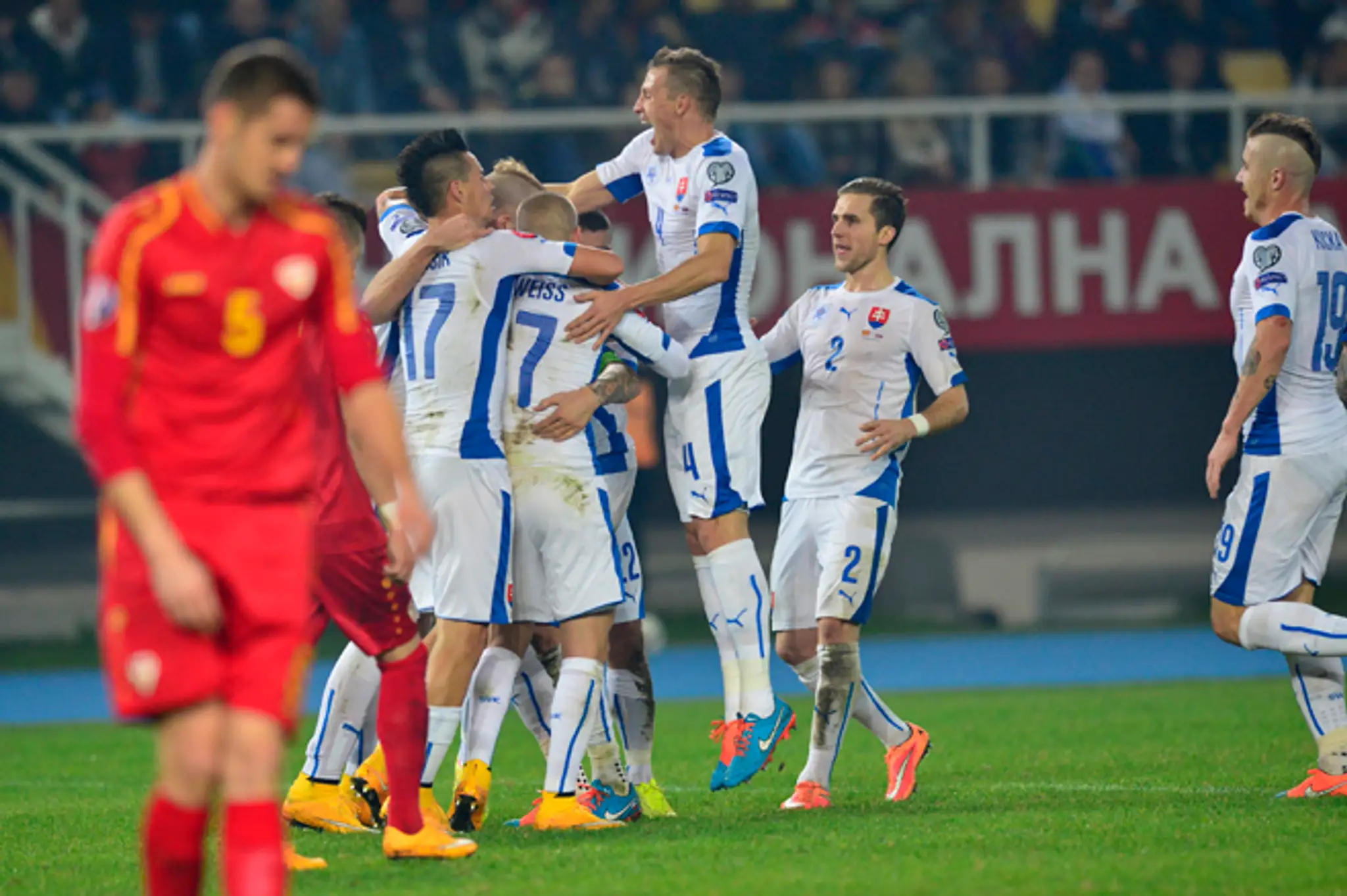 Radosť Slovákov po góle na 2:0, ktorý strelil Adam Nemec.