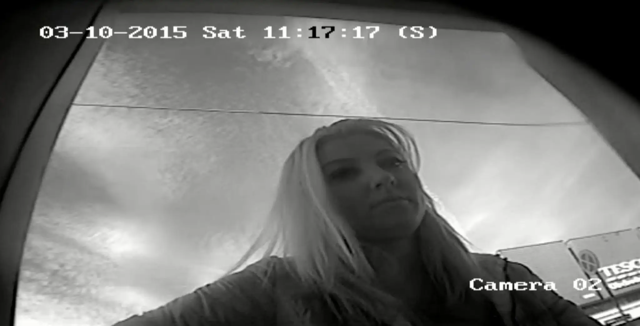 Polícia hľadá blondínku z videu.
