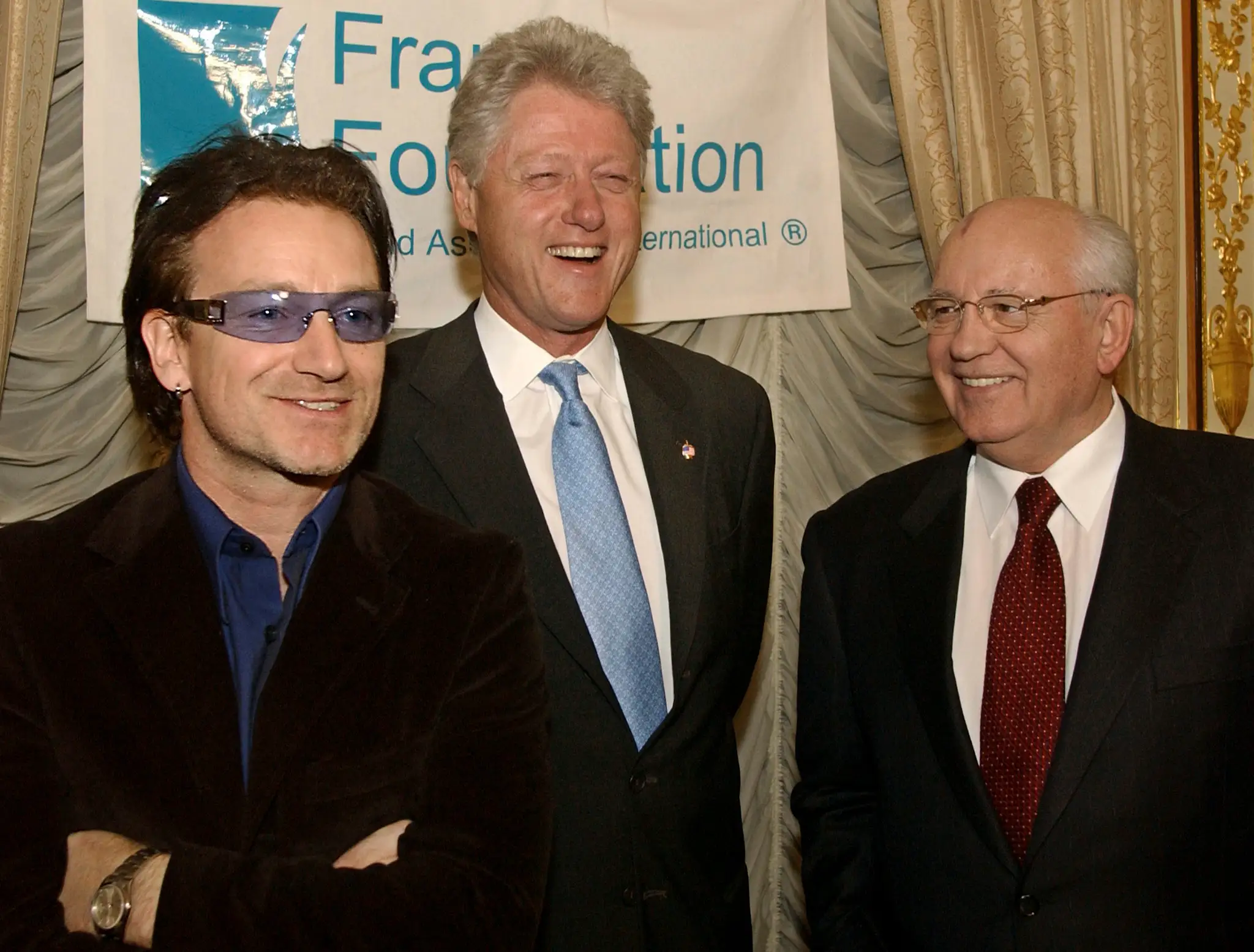 Zľava frontman kapely U2 Bono, exprezident USA Bill Clinton a Michail Gorbačov.