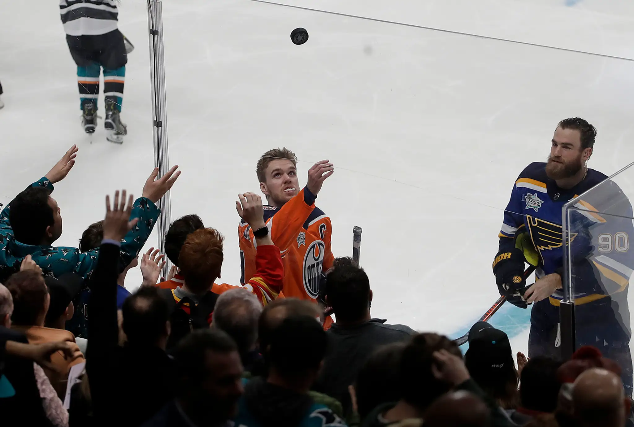 Zľava Connor McDavid z Edmontonu a Ryan O´Reilly zo St. Louis v Súťaži zručností v rámci All star víkendu NHL.