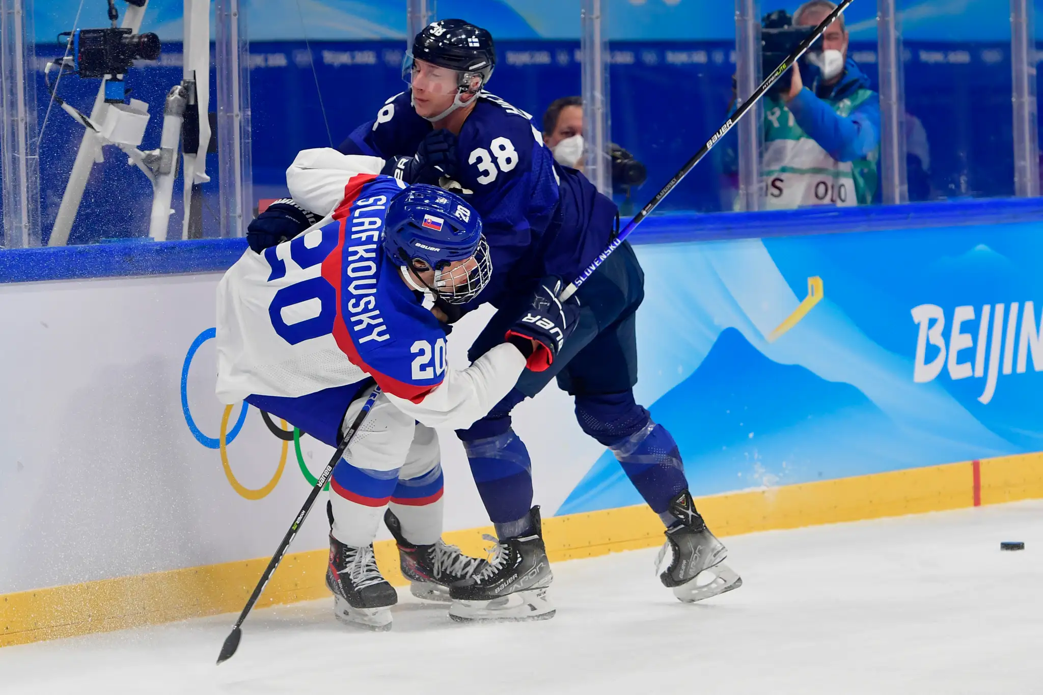 Zľava Juraj Slafkovský a Fín Juuso Hietanen v semifinále ZOH 2022.