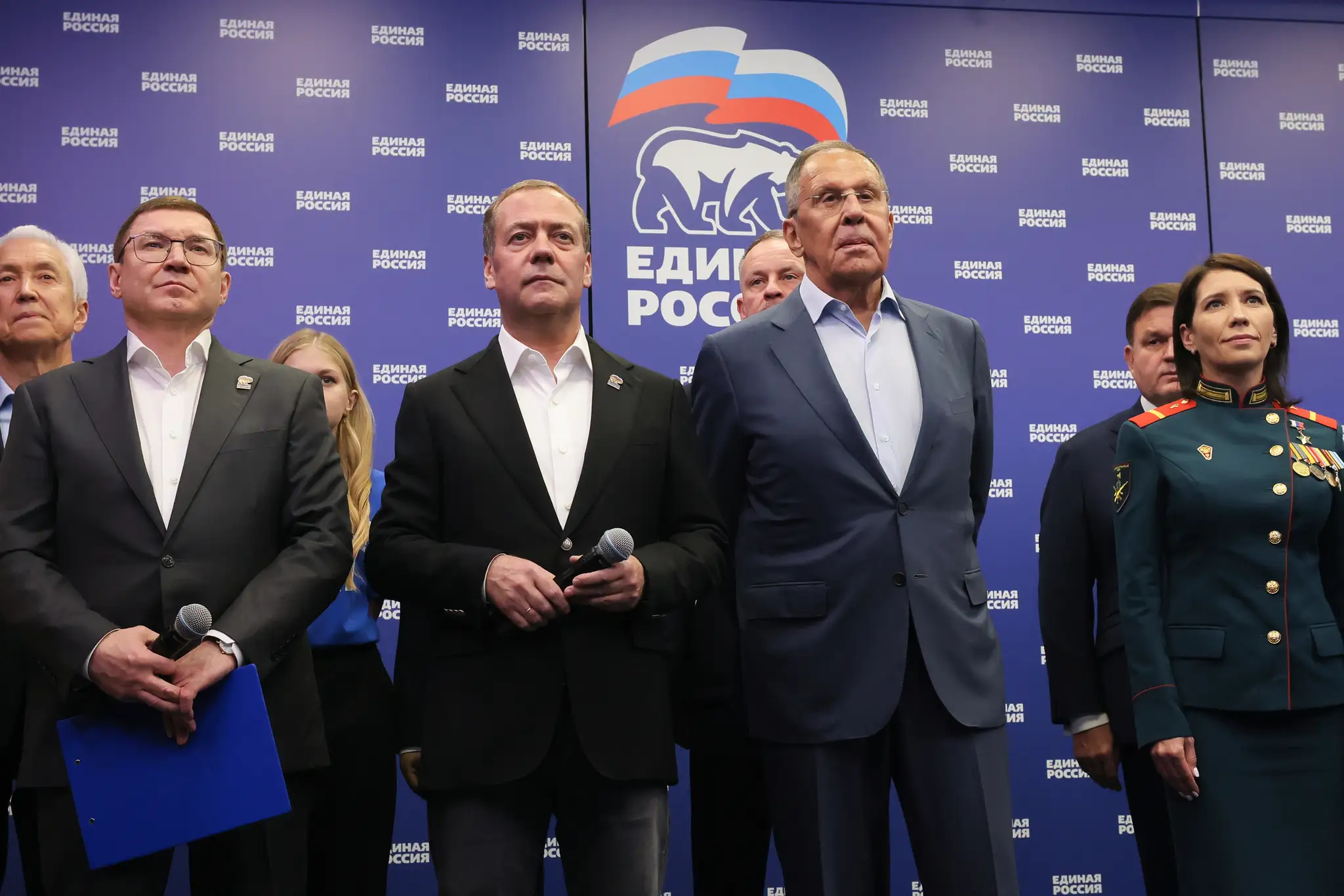 Na snímke ruský exprezident a predseda strany Jednotné Rusko Dmitrij Medvedev (uprostred) a ruský minister zahraničných vecí Sergej Lavrov (uprostred vpravo) sledujú predčasné výsledky parlamentných volieb v Moskve.