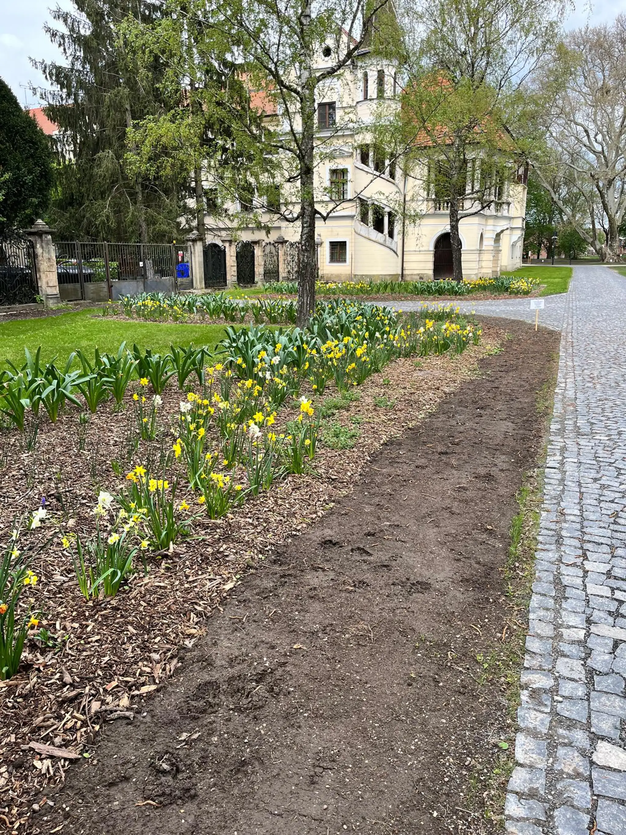 Stupavský park vandali zničili len deň po otvorení.