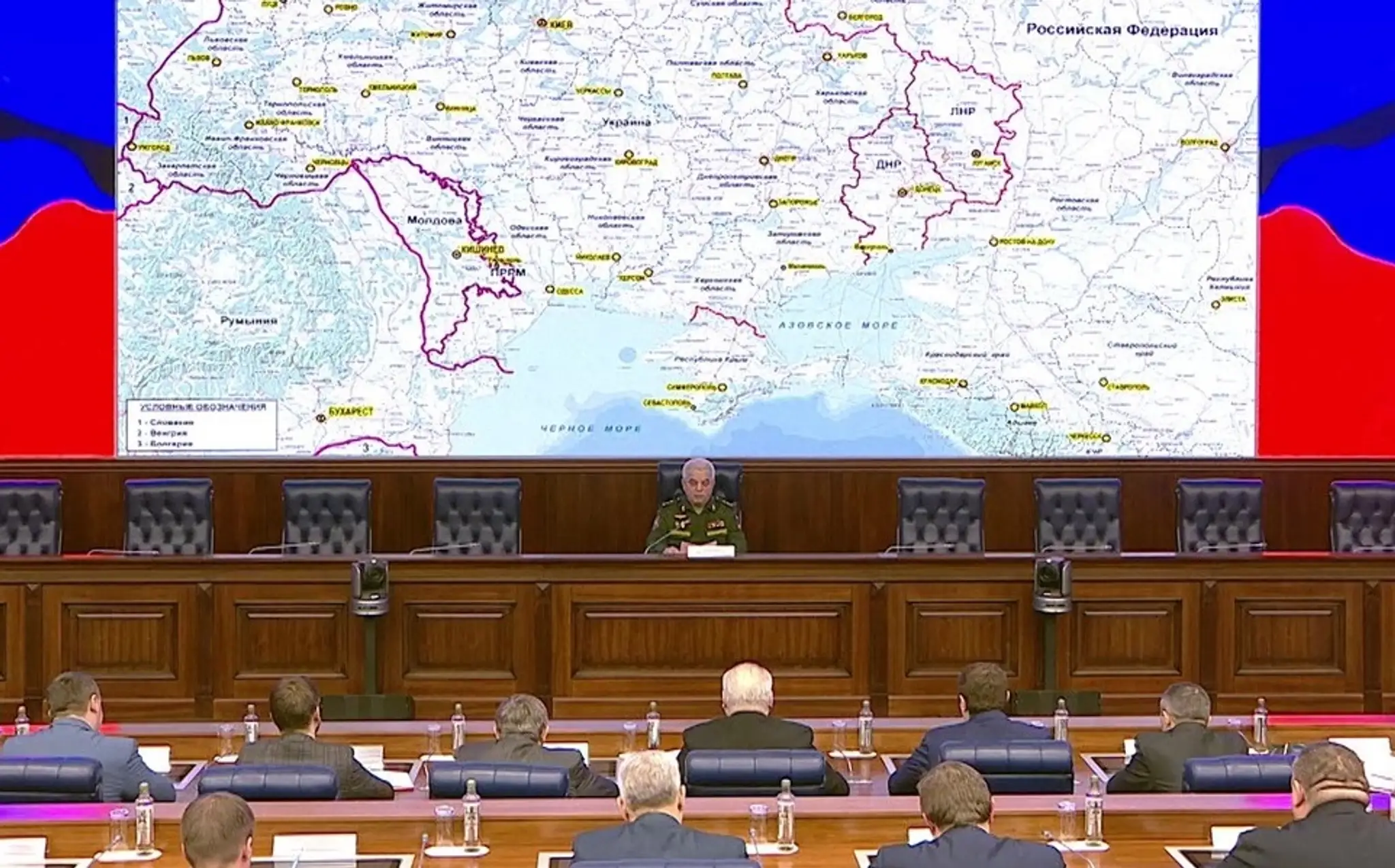 Na snímke z 5. 3. 2022 generálplukovník Michail Mizincev informuje ruské vedenie o priebehu invázie na Ukrajinu.