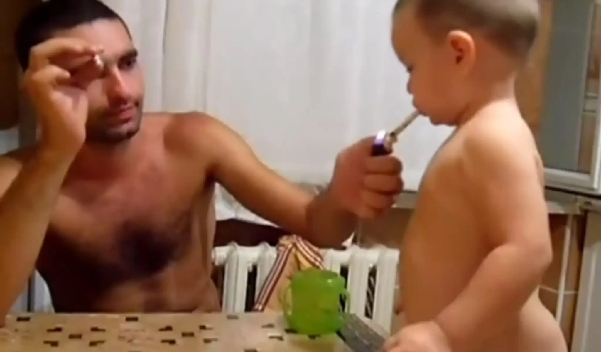 Chlapček fajčí spolu s otcom