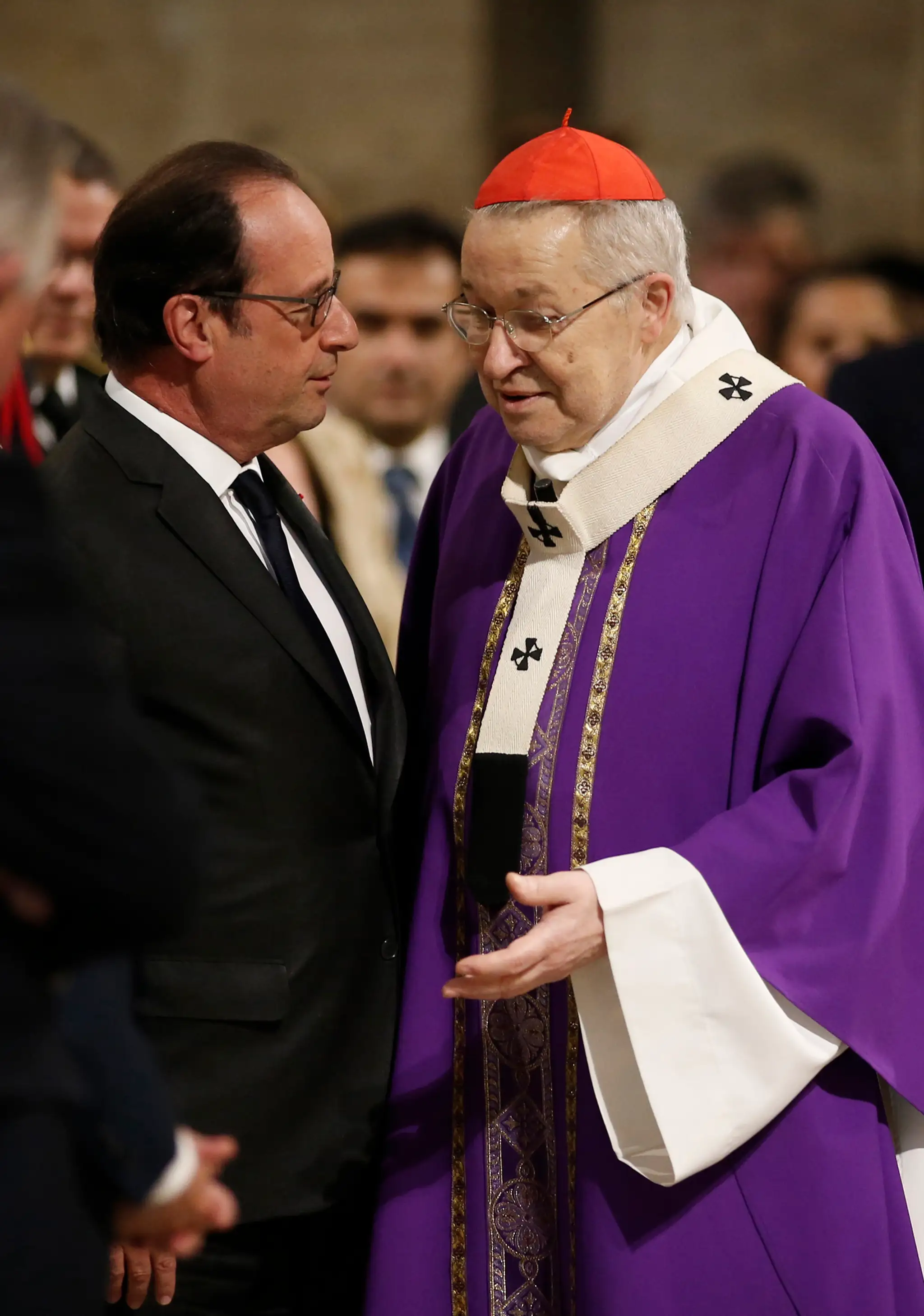 Francúzsky prezident Francois Hollande sa rozpráva s francúzskym arcibiskupom Paríža, kardinálom Andreom Vingtom-troisom.