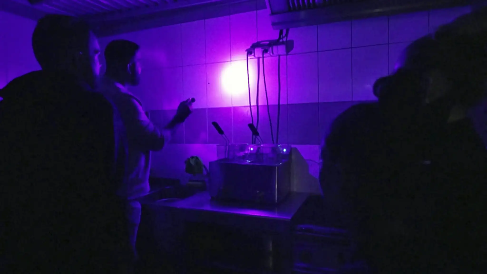 Na nože - Test UV svetlom