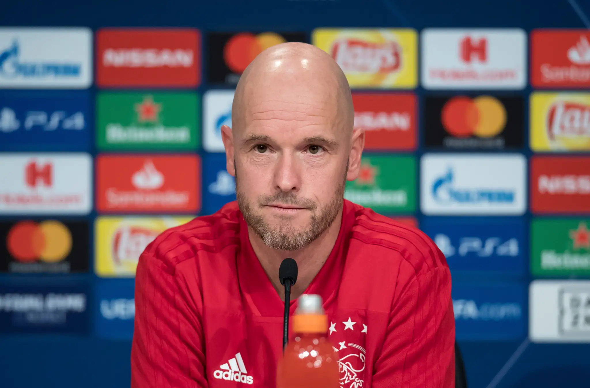 Lodivod Ajaxu Erik ten Hag na tlačovej konferencii pred zápasom LM na pôde Bayernu.