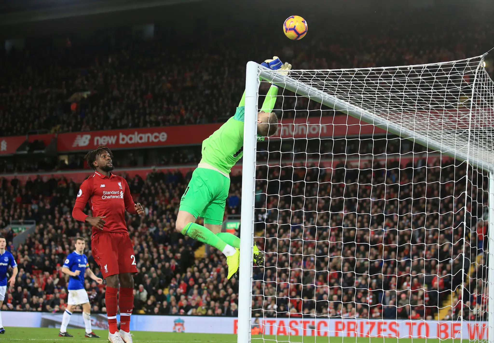 Gólman Evertonu Jordan Pickford v dueli proti Liverpoolu.