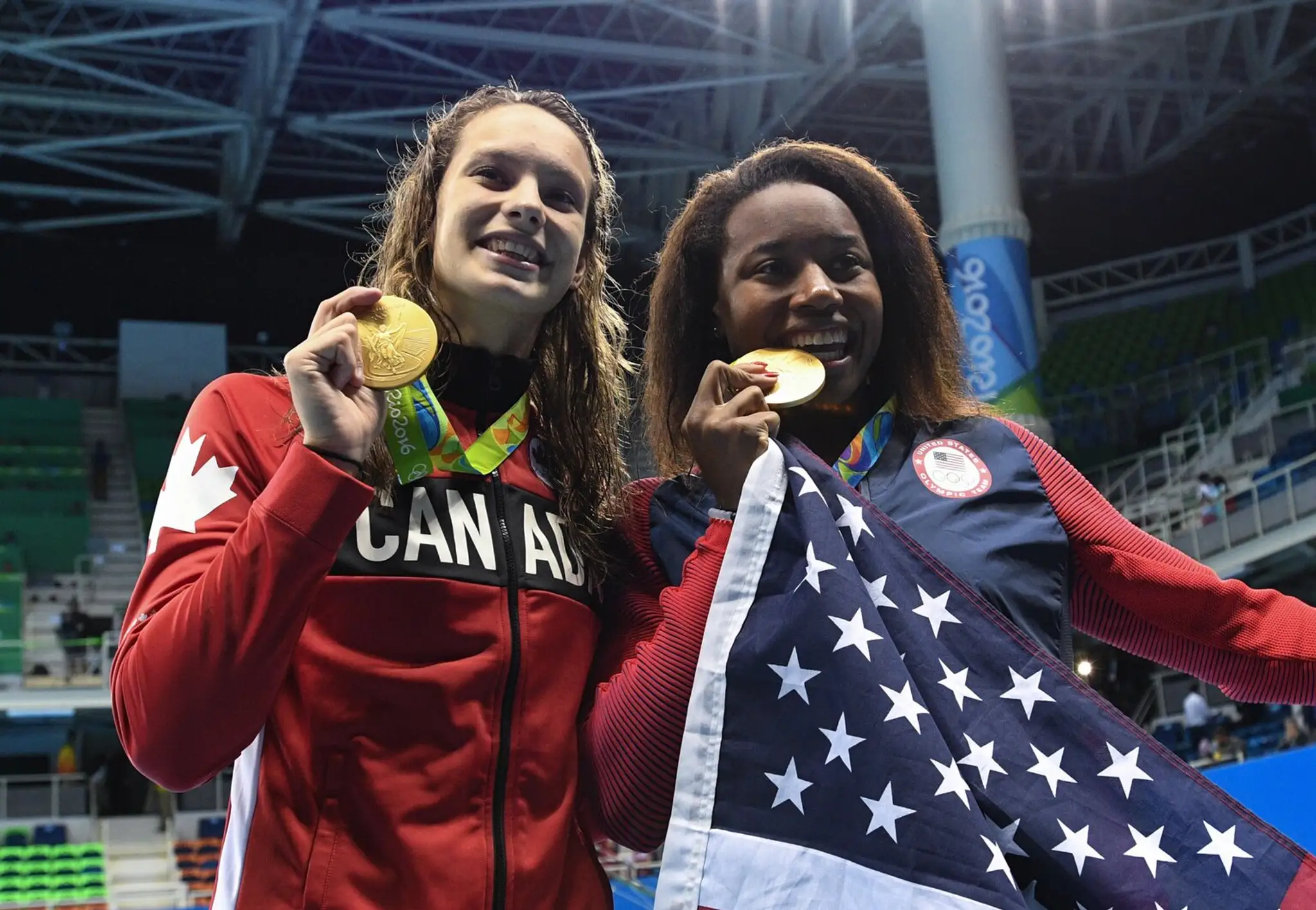 Američanka Simone Manuelová a Kanaďanka Penny Oleksiaková