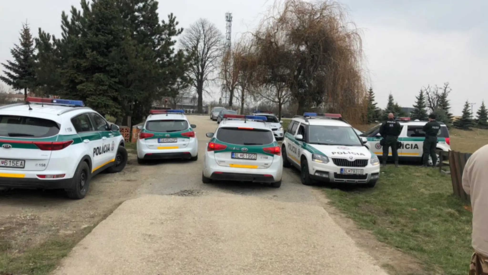 Polícia prehľadáva Mačiansky les.