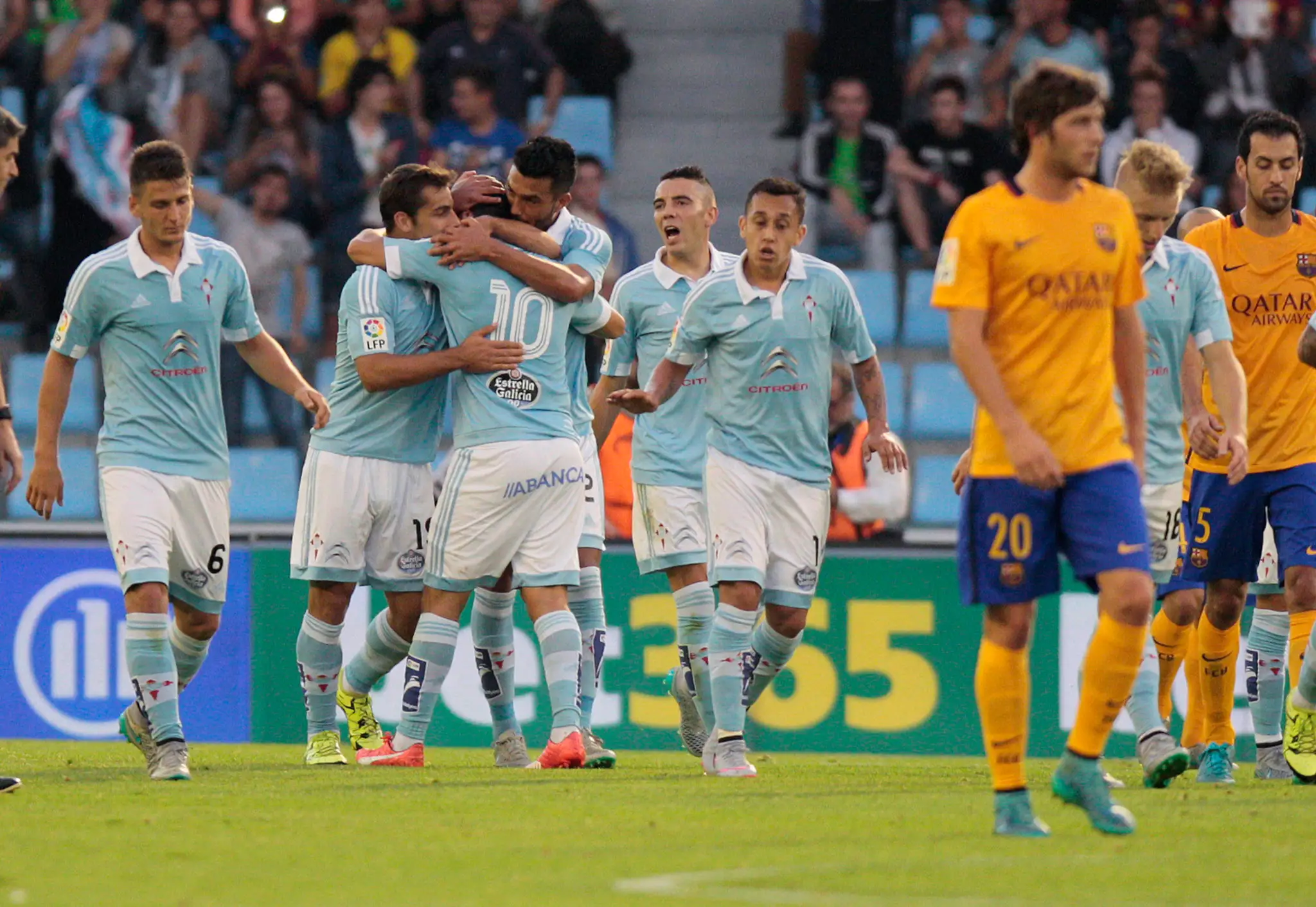 Hráč RC Celta Manuel Agudo “Nolito” (v strede) oslavuje so spoluhráčmi úvodný gól do bránky Barcelony