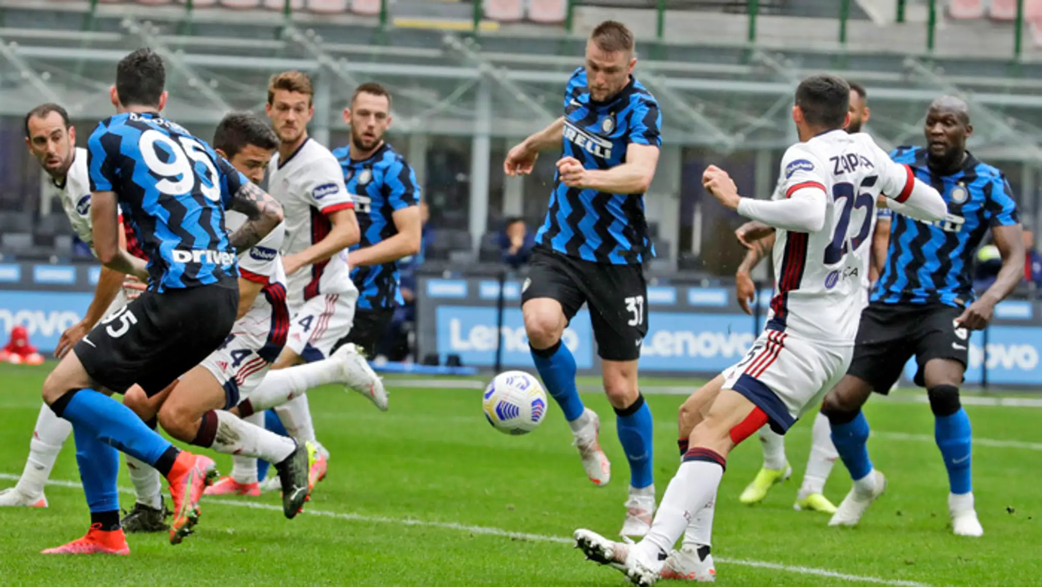 Milan Škriniar s loptou.
