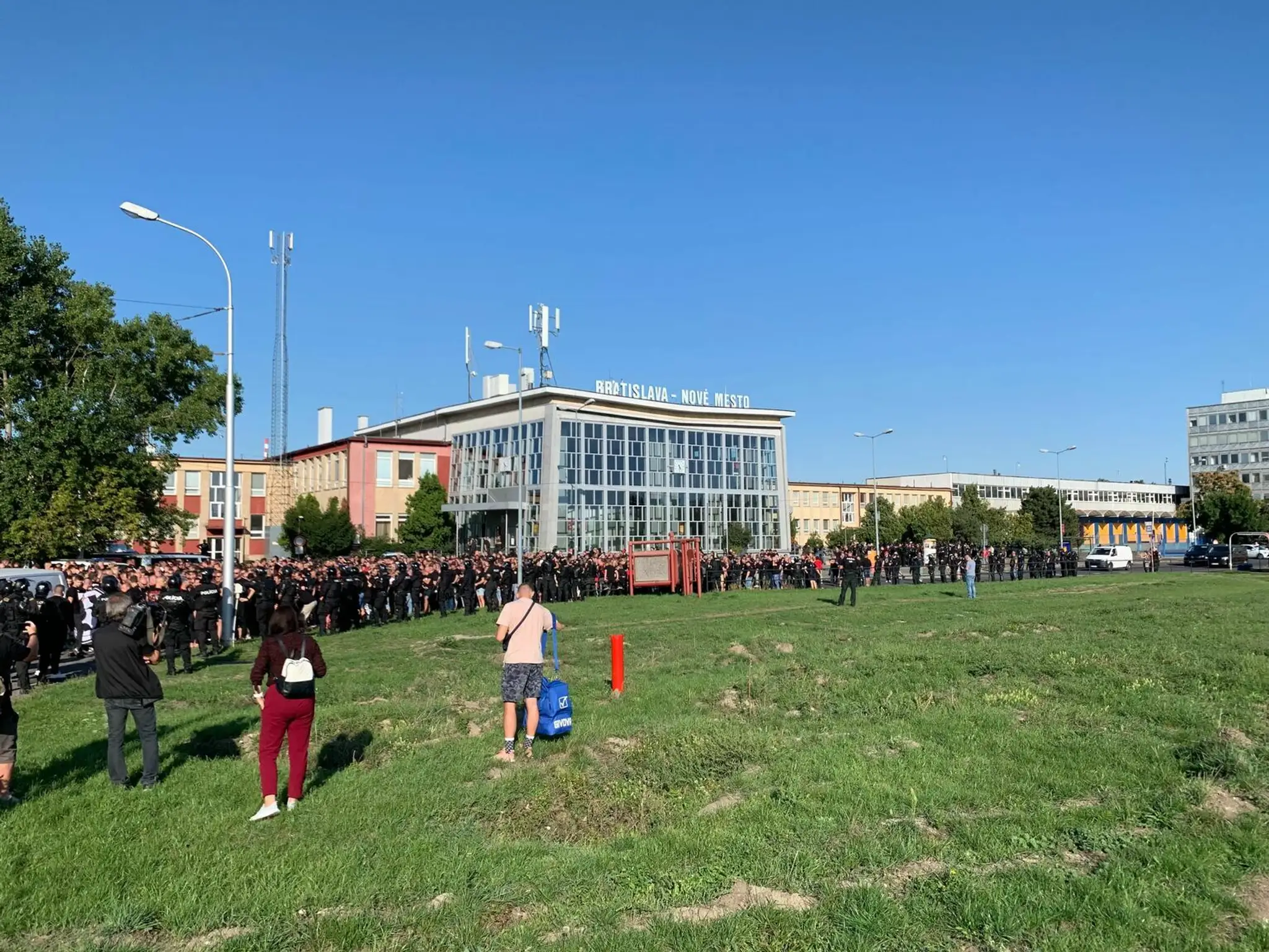 Fanúšikovia Trnavy v Bratislave.