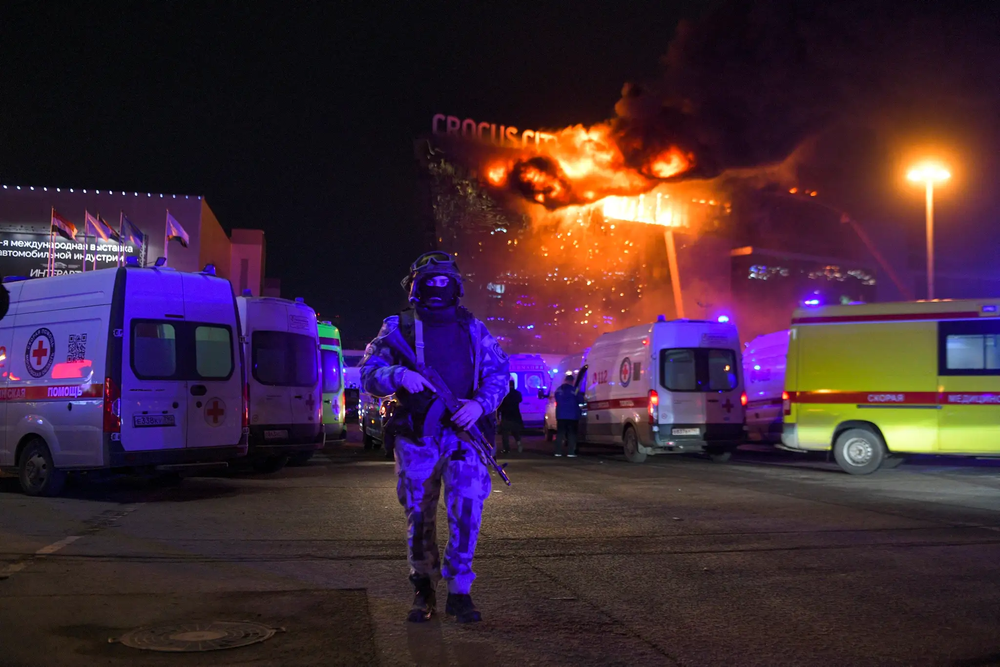 Policajt v blízkosti horiacej Crocus City Hall.