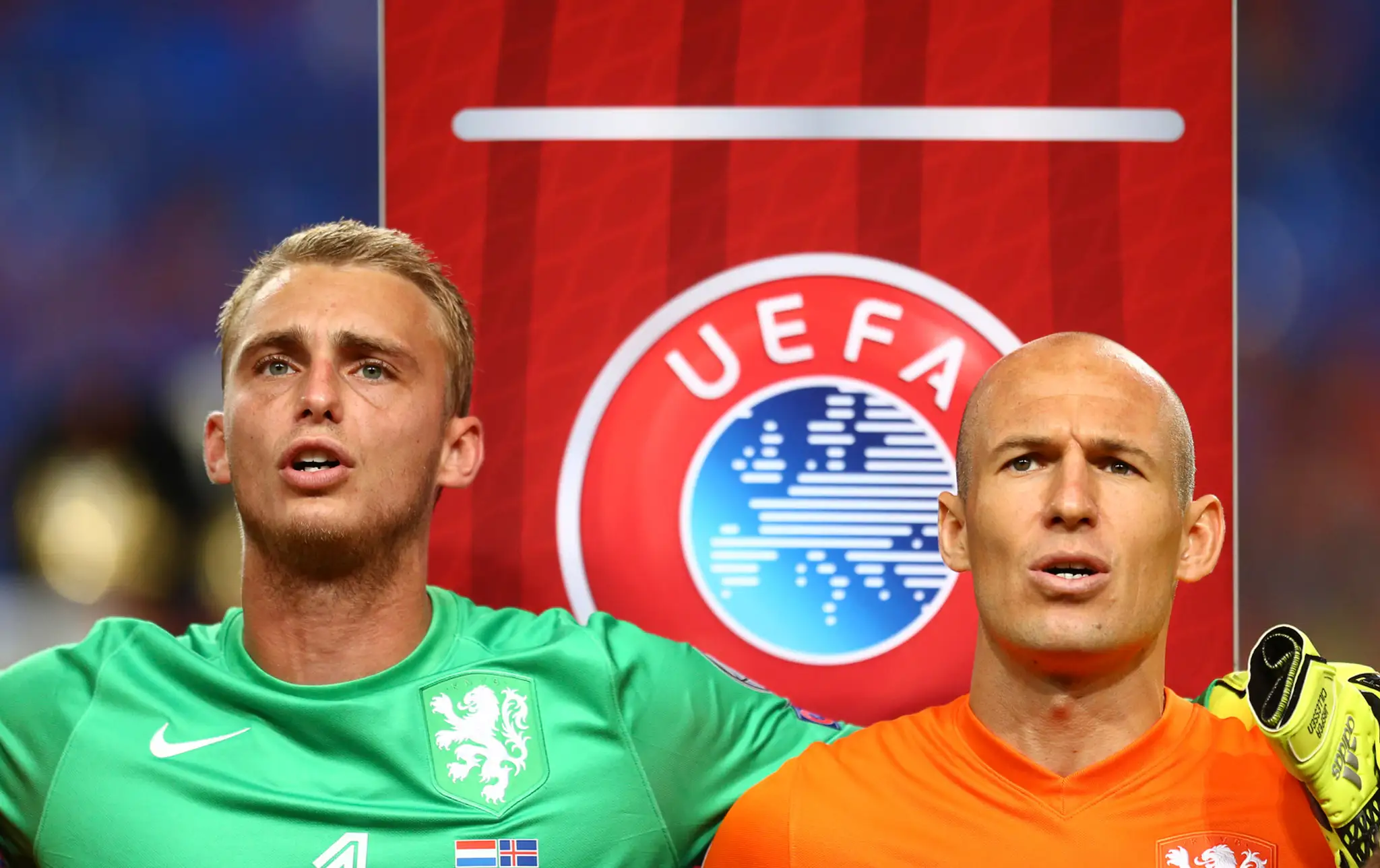 Jasper Cillesen a Arjen Robben spievajú hymnu pred kvalifikačným zápasom s Islandom. Robben stretnutie pre zranenie nedohral.