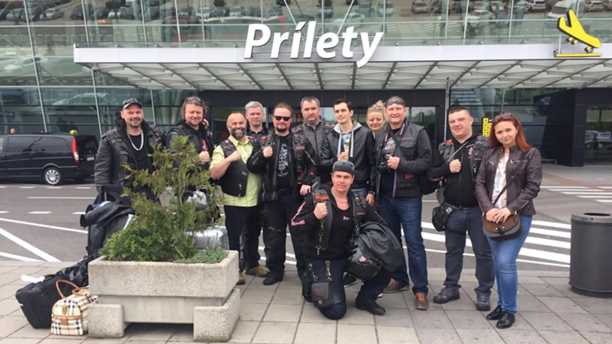 Noční vlci sa odfotili po prílete do Bratislavy.
