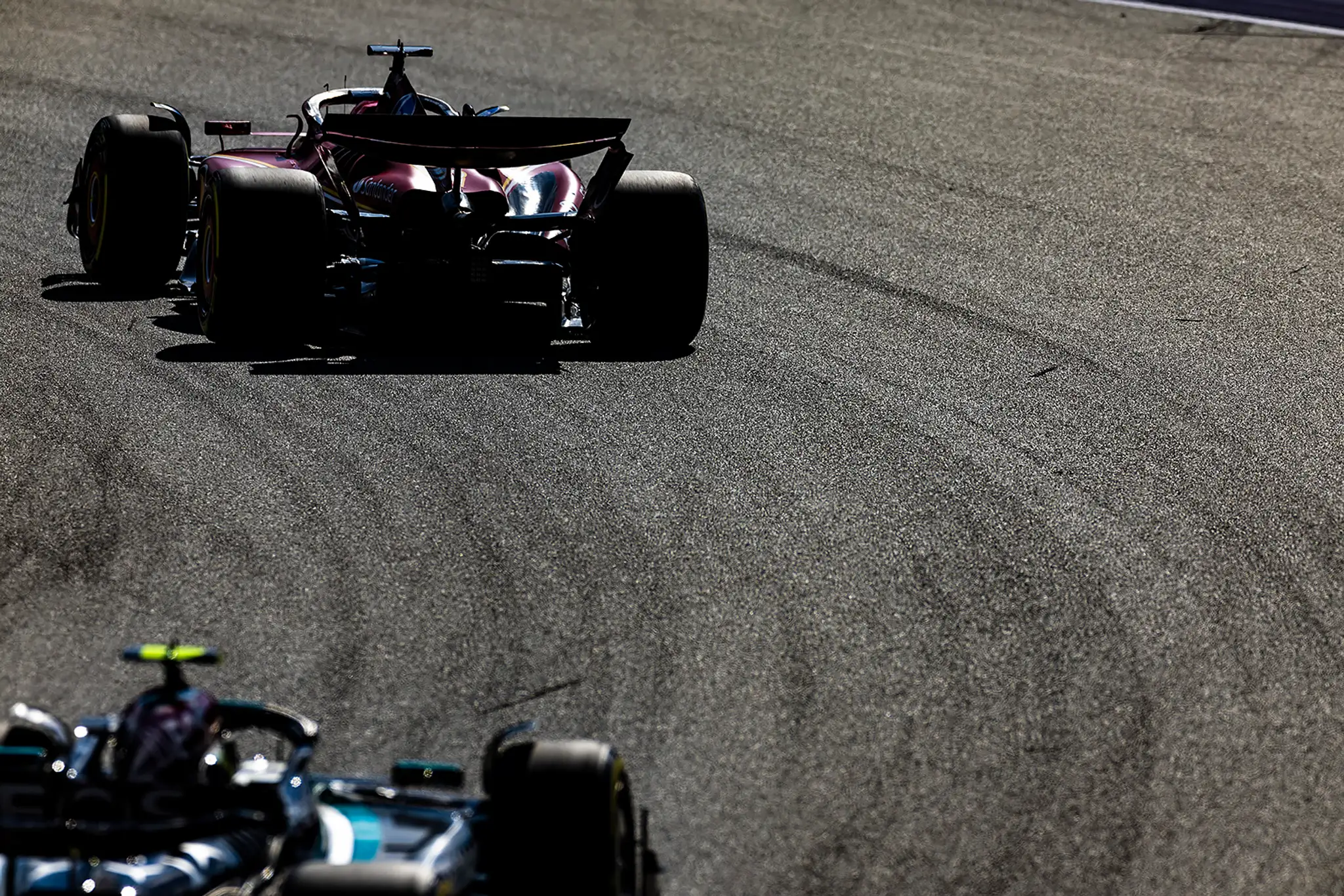 Zadná časť monopostu Charlesa Leclerca z Ferrari.