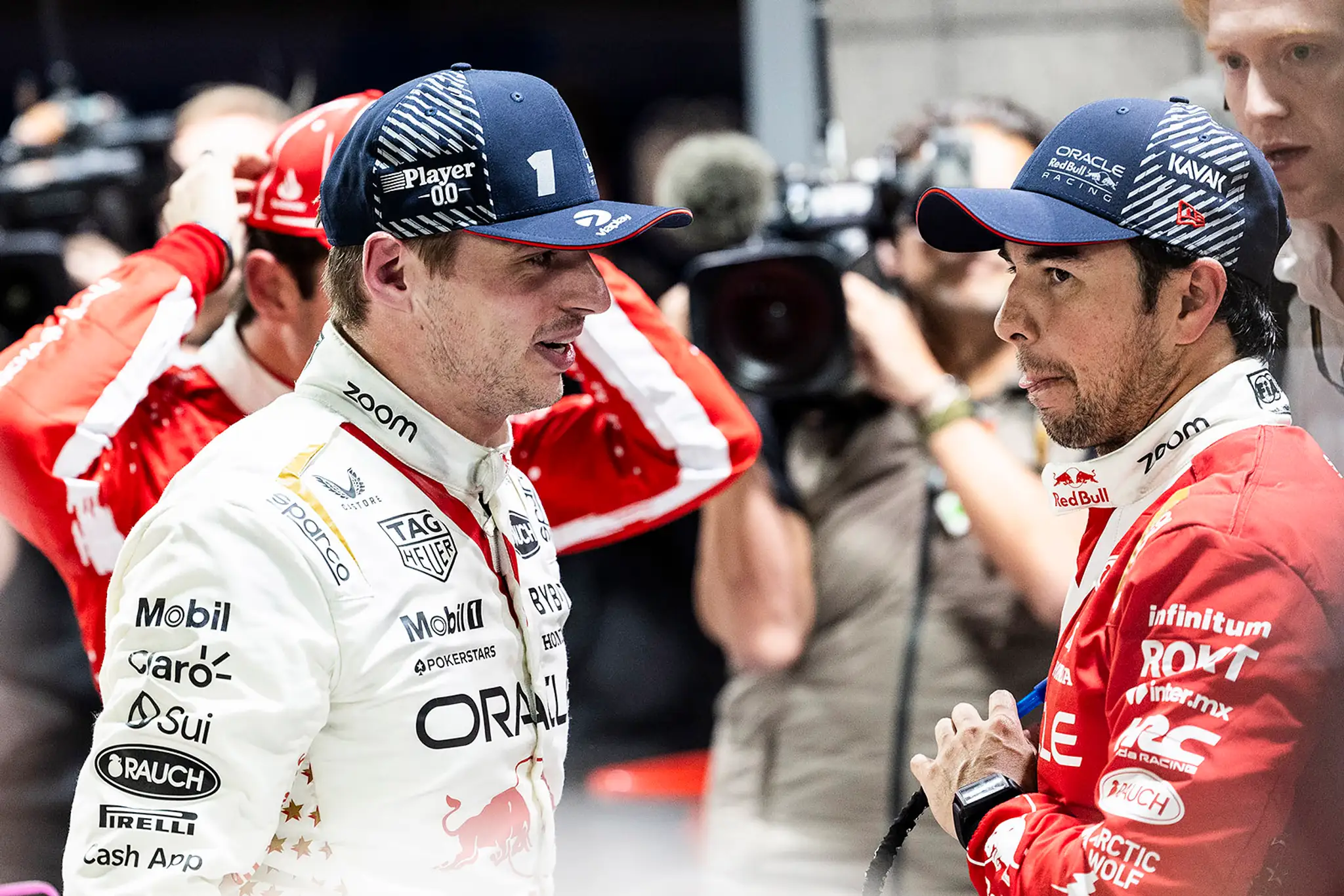 Tímový kolegovia z Red Bullu Max Verstappen a Sergio Pérez.