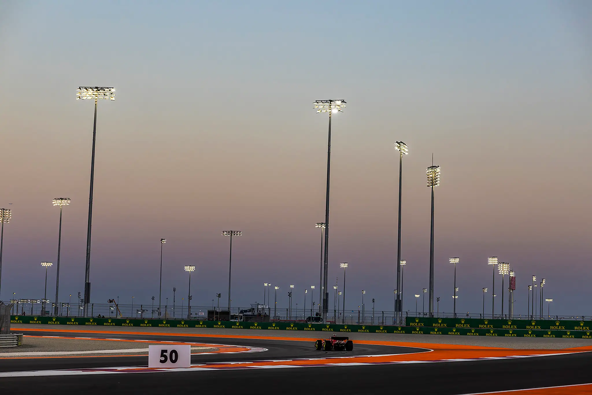 Španielsky pilot Charles Leclerc na katarskom okruhu.