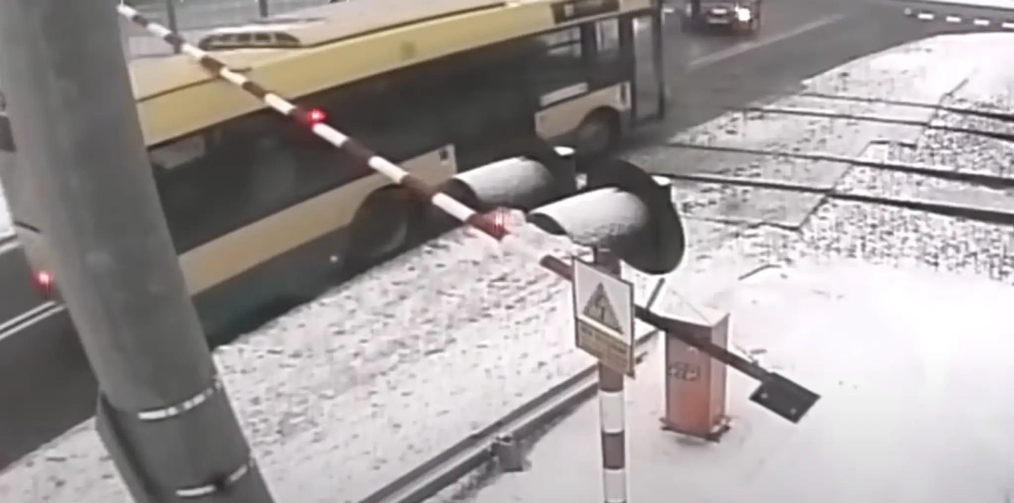 Autobus zastavil na priecestí 