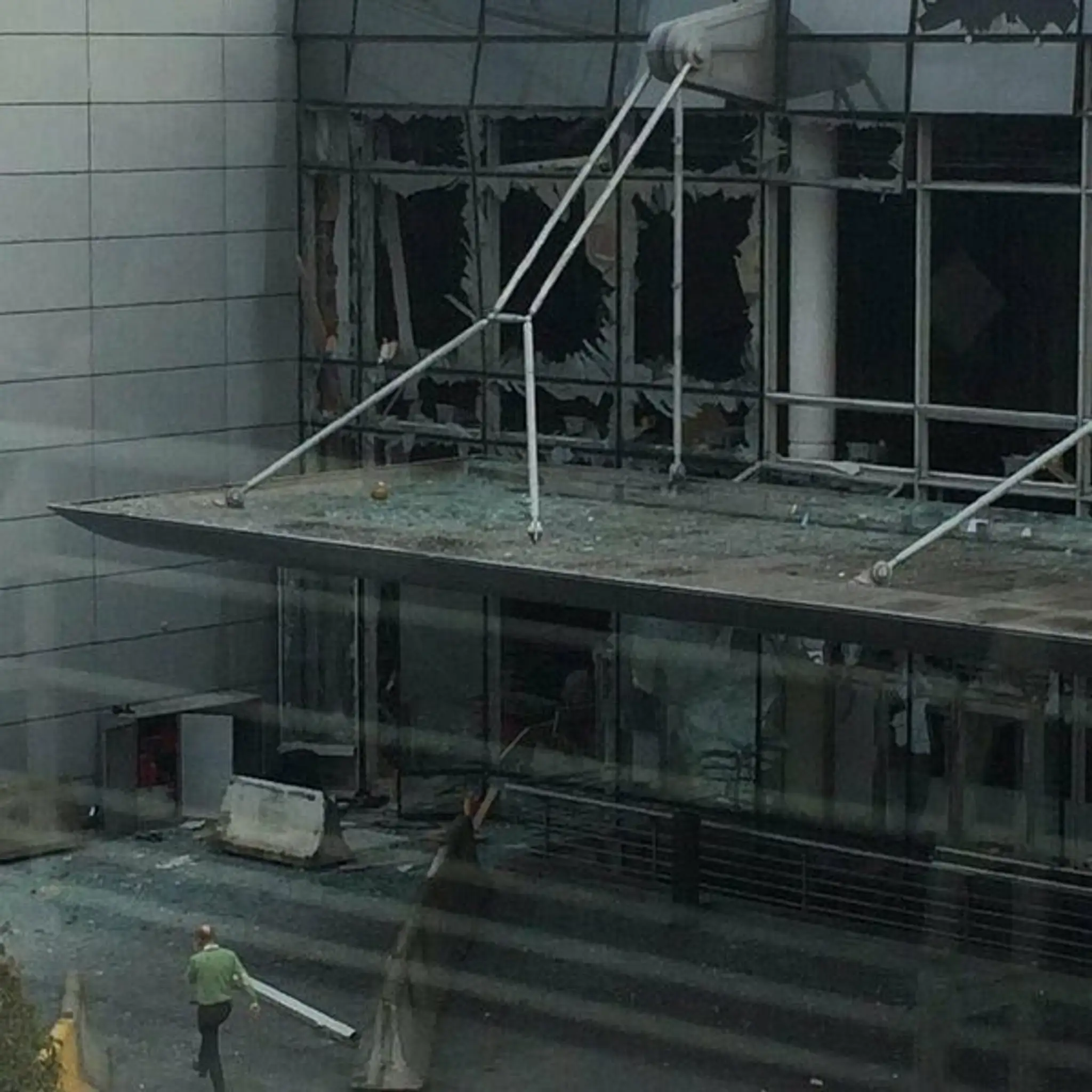 Pohľad na vybité okná na bruselskom letisku Zaventem po výbuchu.