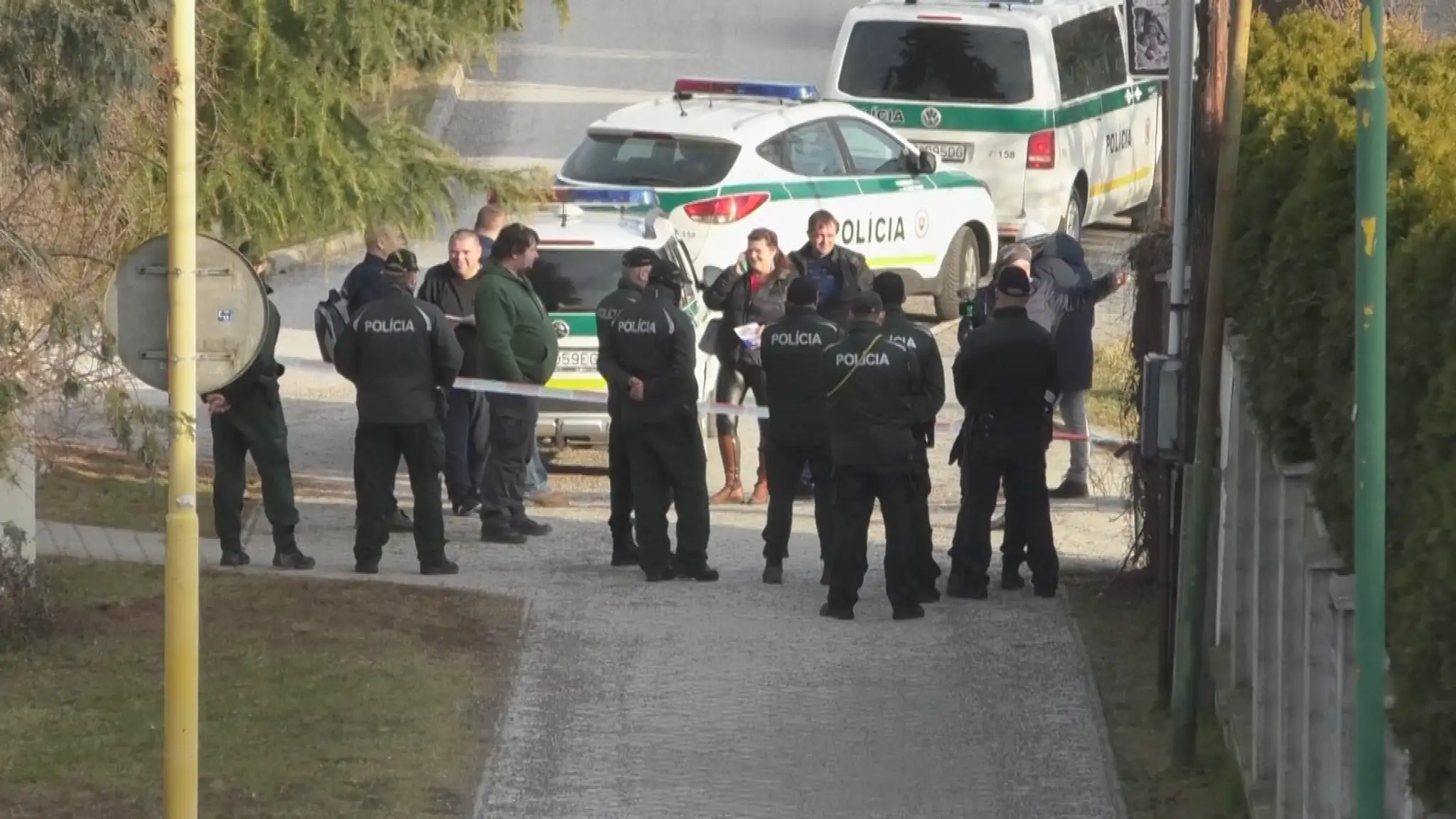 Polícia strážila domy poslancov