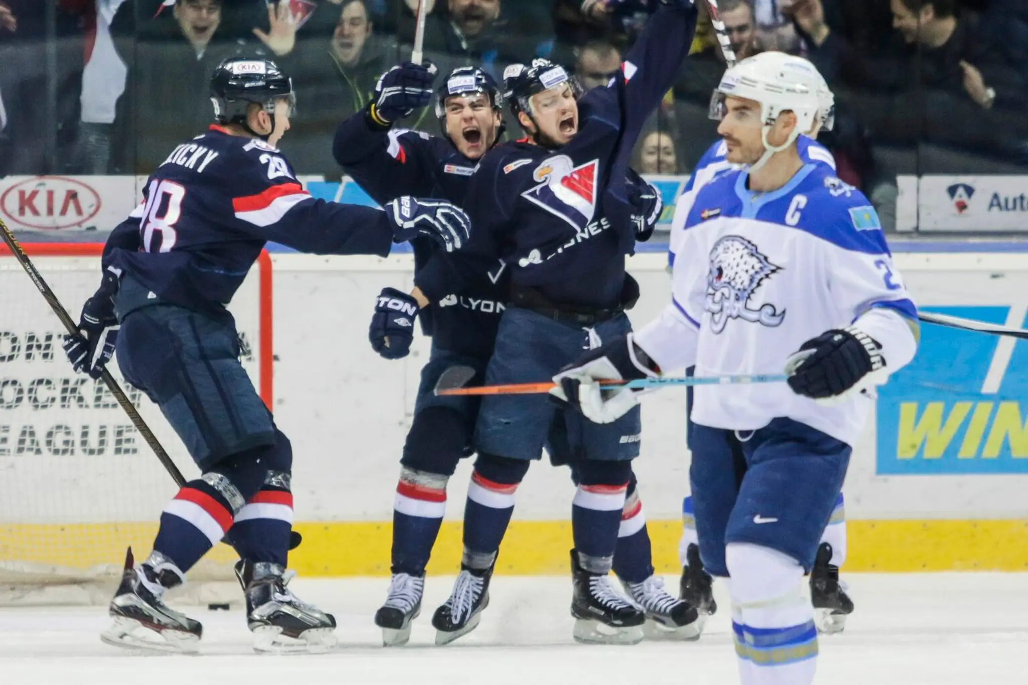 Hráči HC Slovan zľava Pavol Skalický, Andrej Šťastný a Patrik Lušňák sa tešia z gólu počas stretnutia KHL proti Barysu Astana.